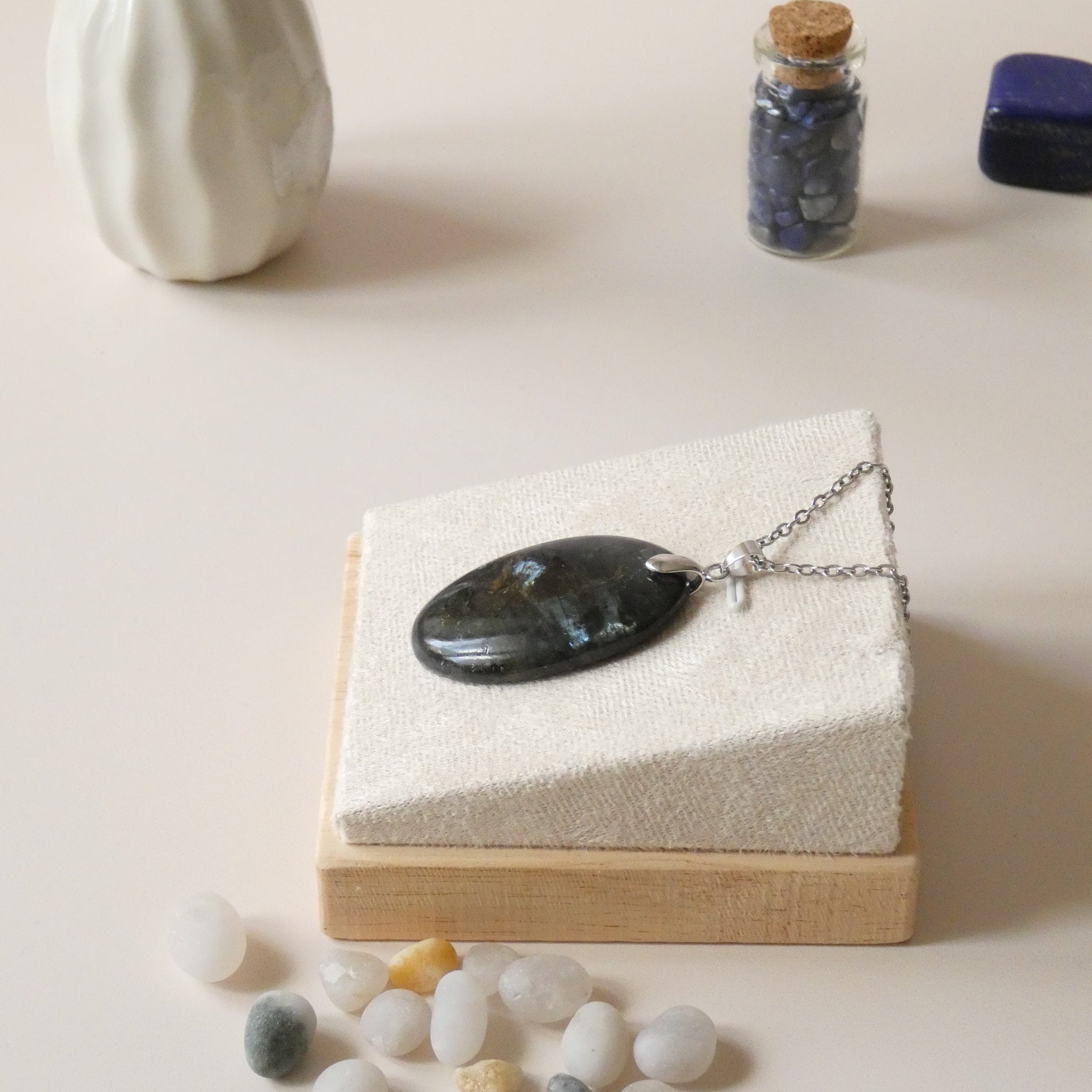 Pendentif en larvikite bélière argentée – 4 cm - Bijou artisanal pierre naturelle