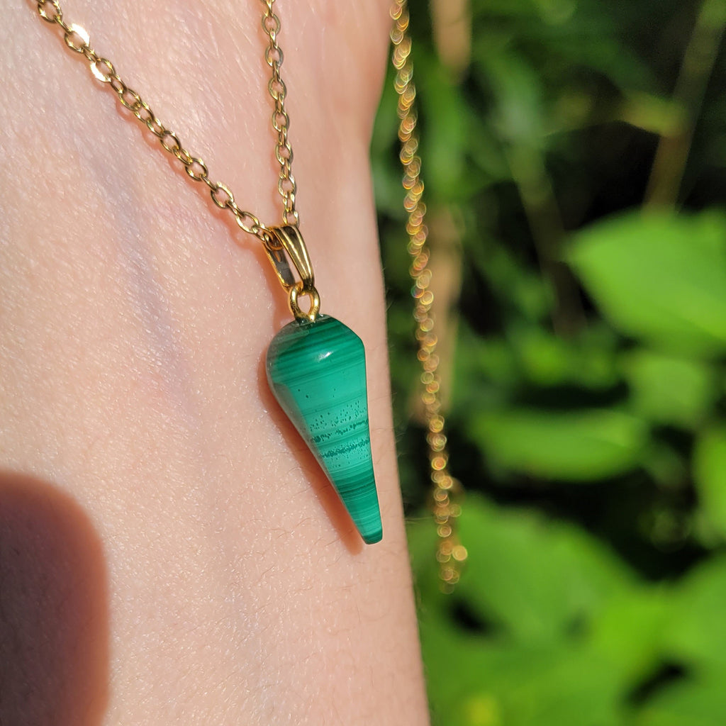 Pendentif pointe en malachite 2 cm bélière dorée à l'or fin