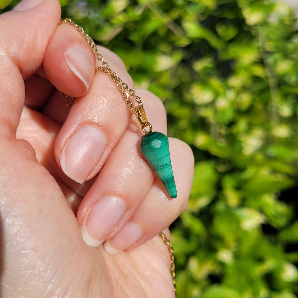 Pendentif pointe en malachite 2 cm bélière dorée à l'or fin