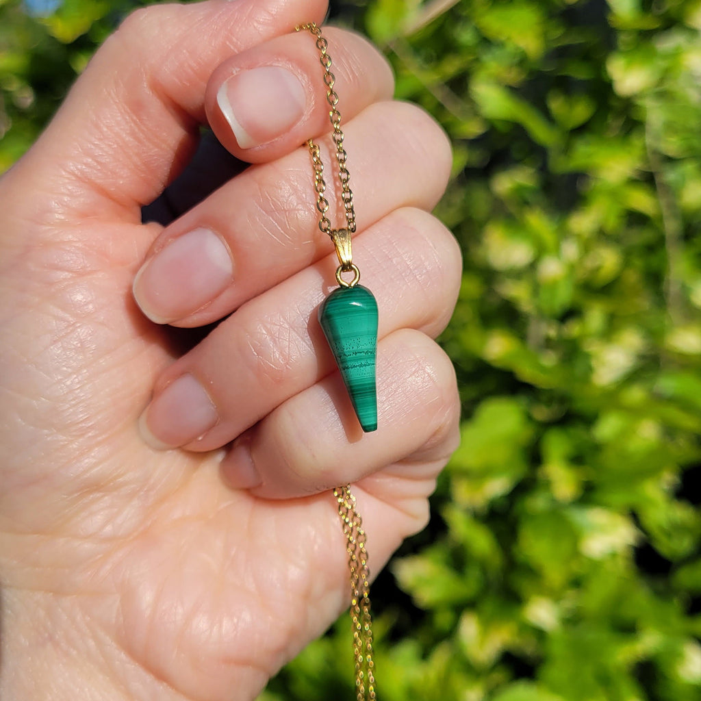 Pendentif pointe en malachite 2 cm bélière dorée à l'or fin