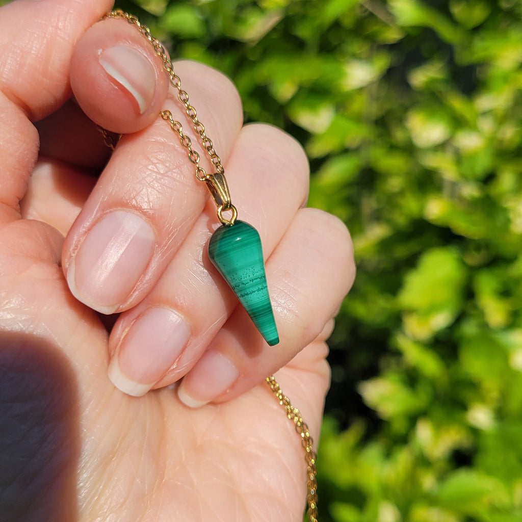 Pendentif pointe en malachite 2 cm bélière dorée à l'or fin