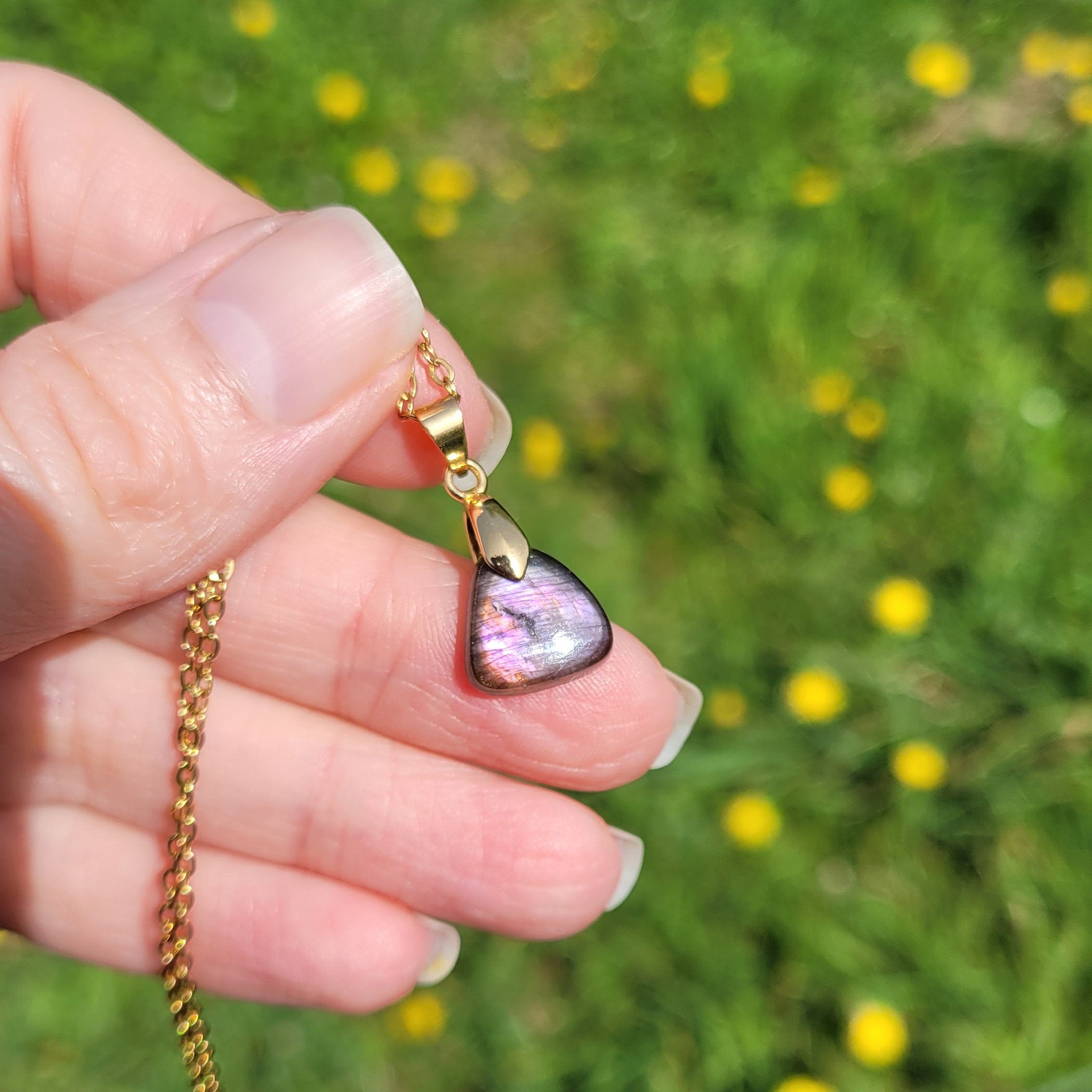 Pendentif en labradorite bélière dorée – 1,2 cm