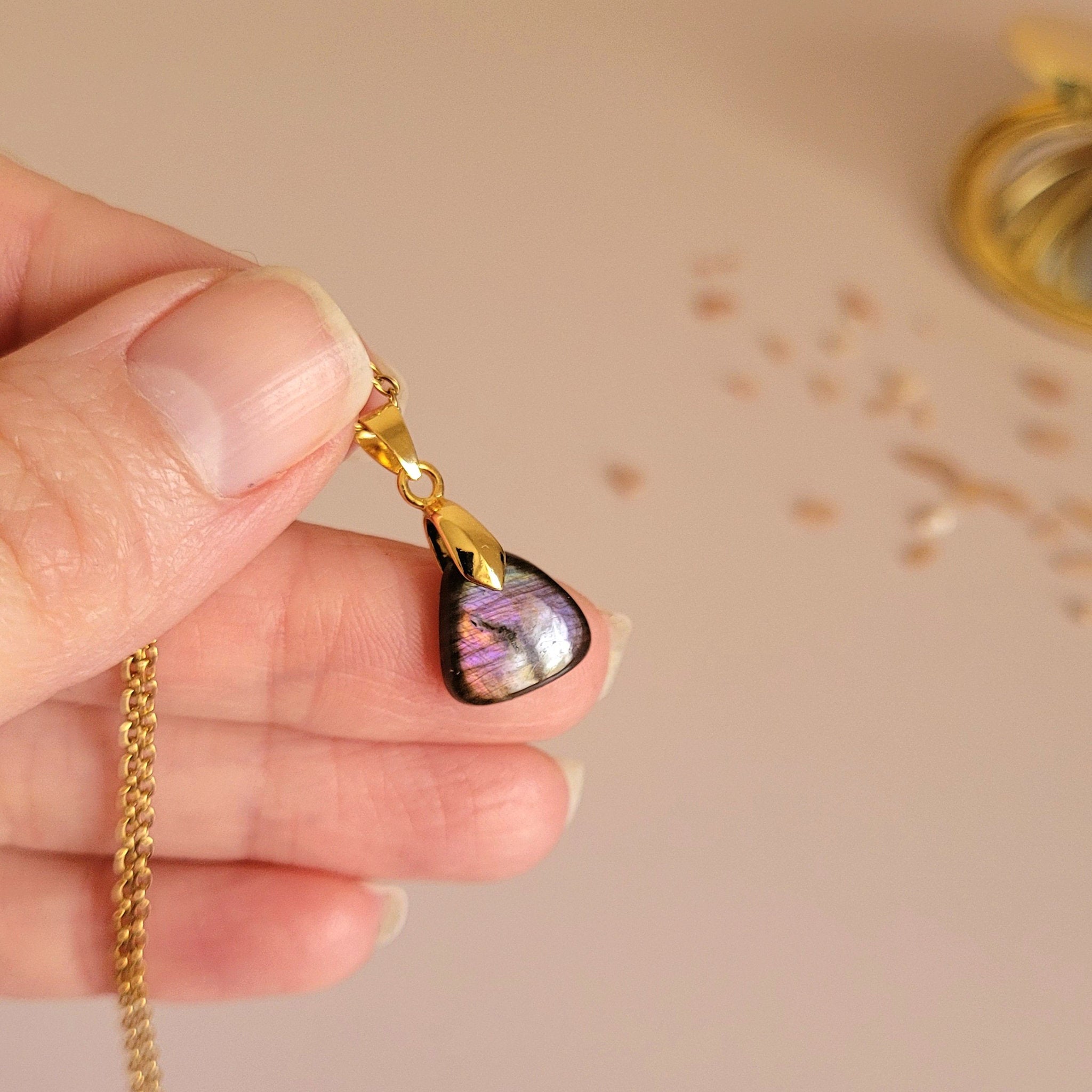 Pendentif en labradorite bélière dorée – 1,2 cm