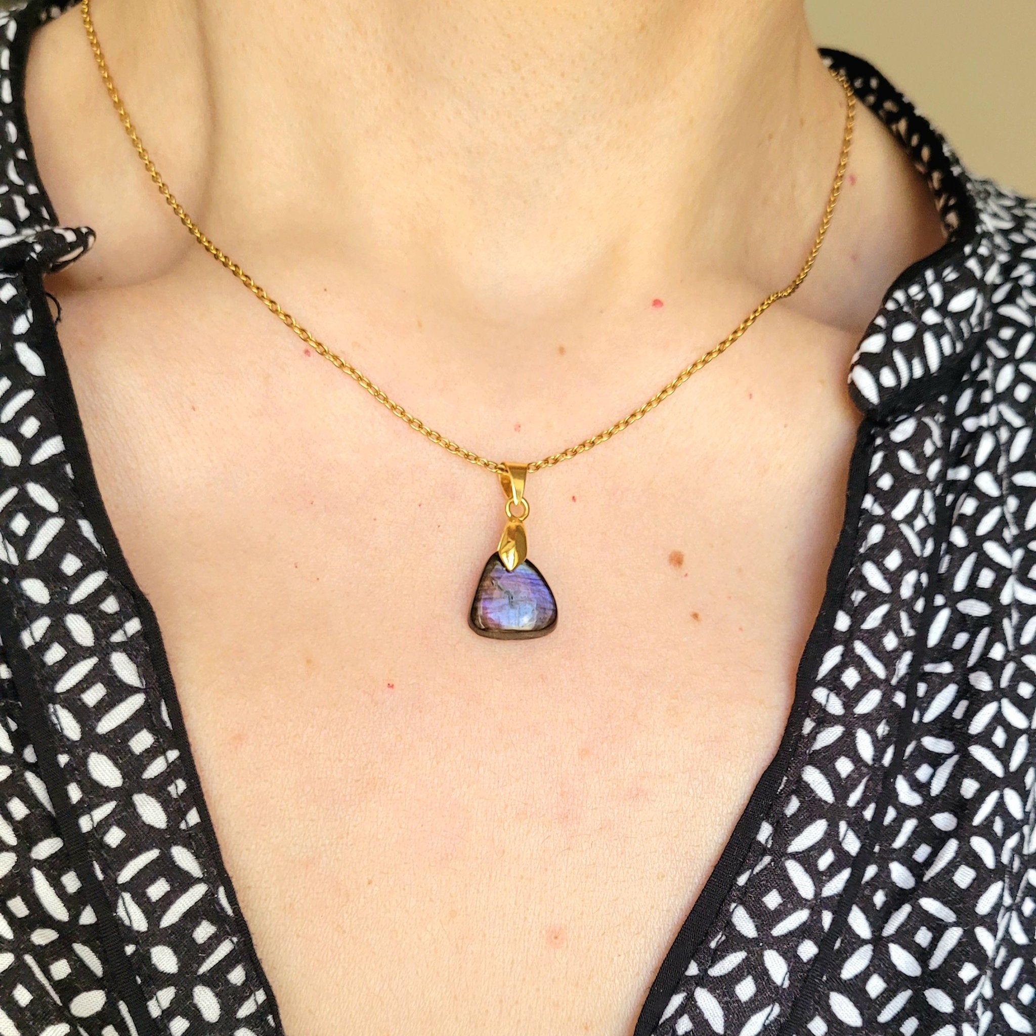 Pendentif en labradorite bélière dorée – 1,2 cm