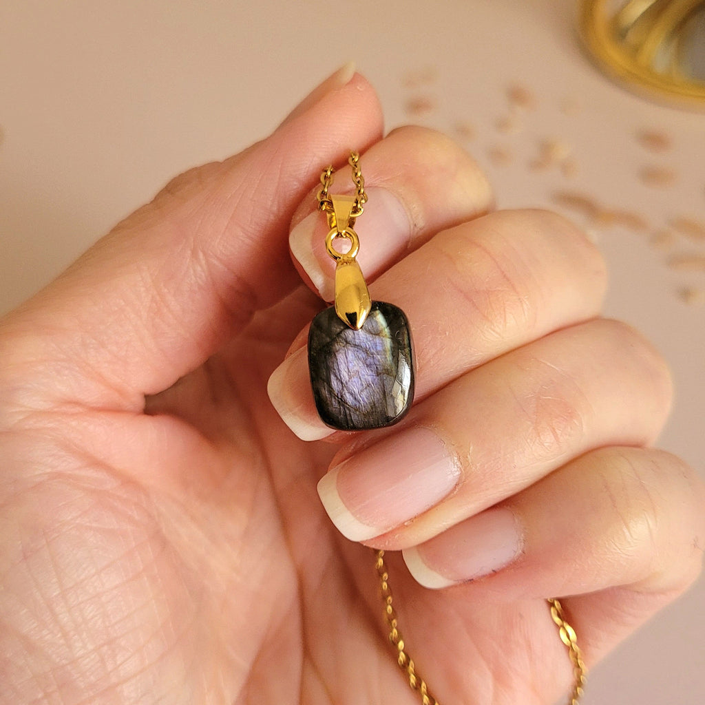 Pendentif en labradorite bélière dorée – 1,3 cm