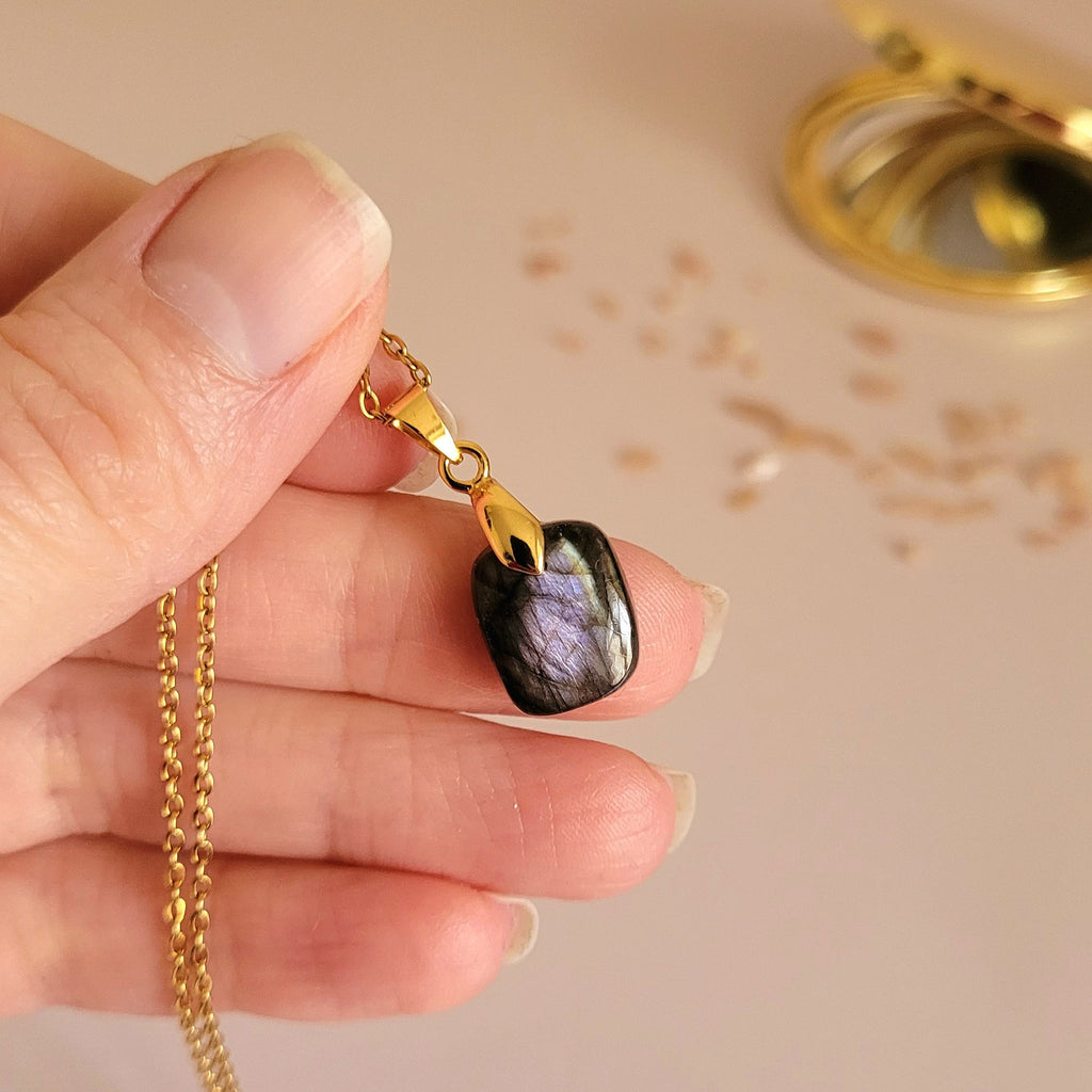 Pendentif en labradorite bélière dorée – 1,3 cm