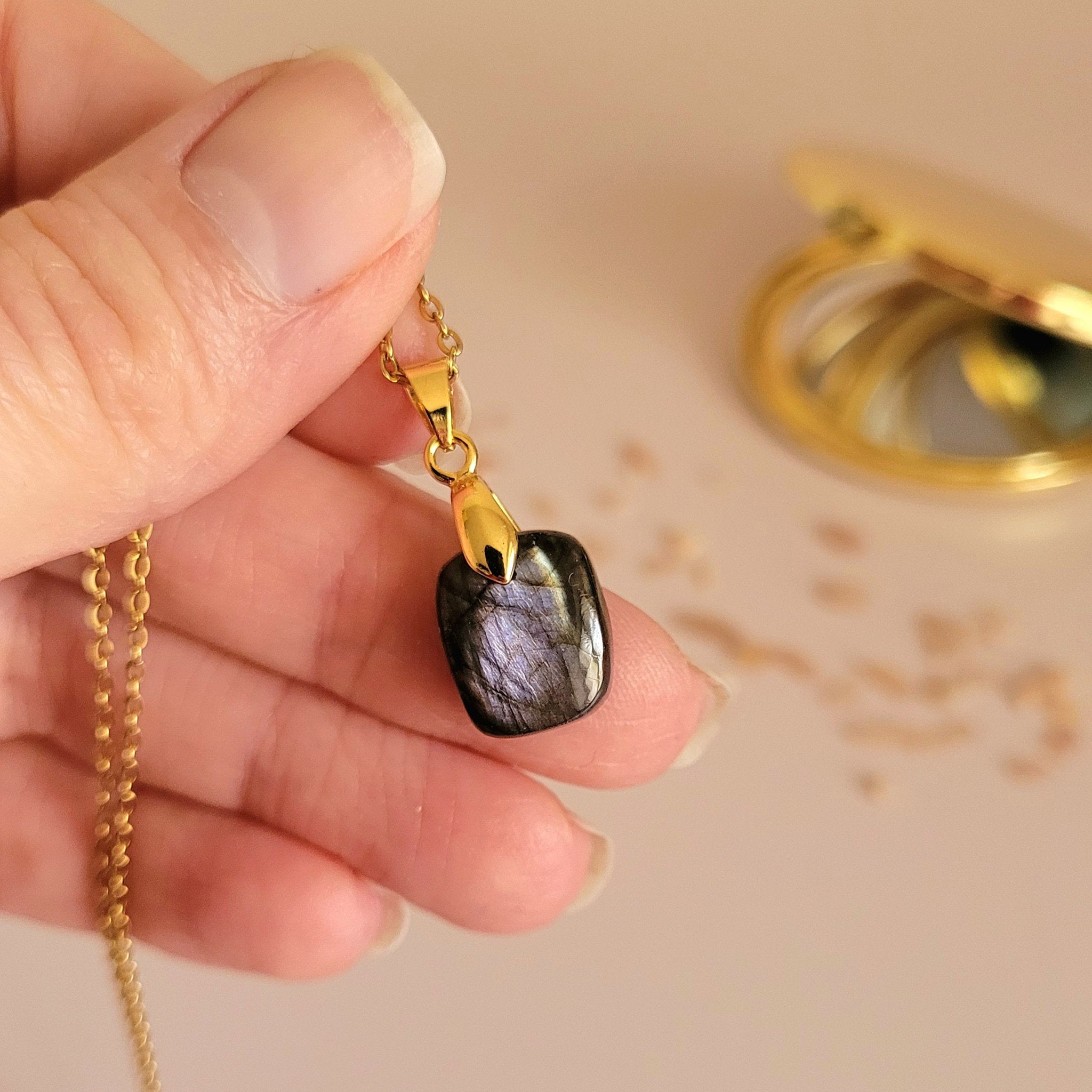 Pendentif en labradorite bélière dorée – 1,3 cm