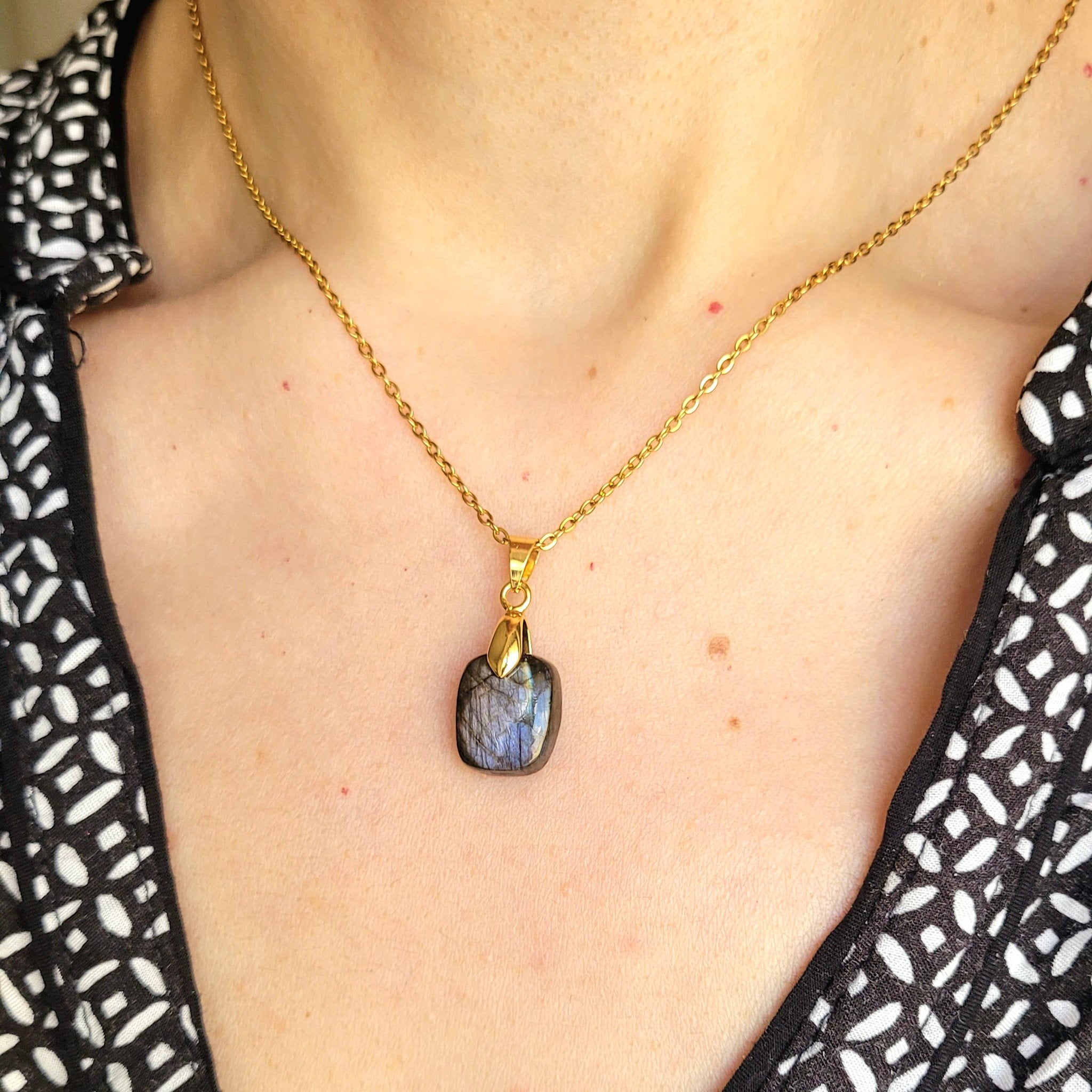 Pendentif en labradorite bélière dorée – 1,3 cm