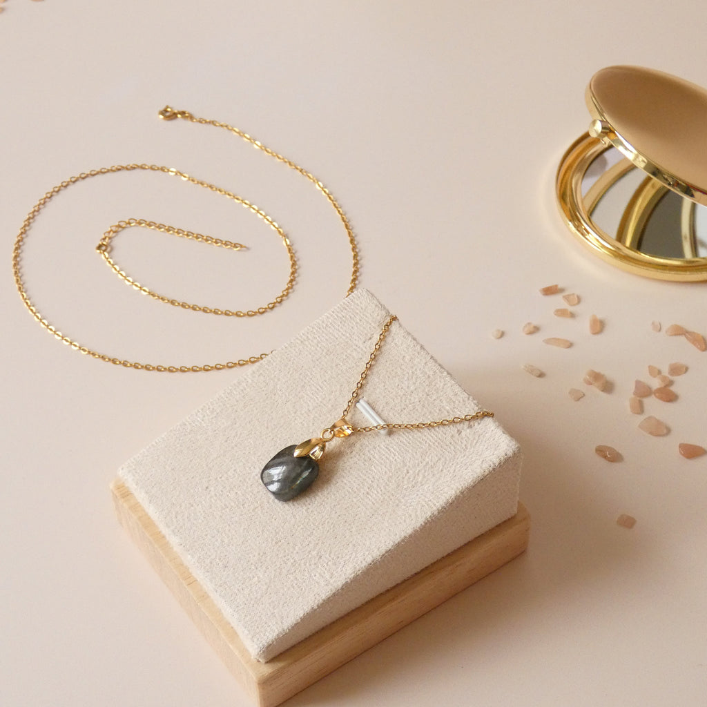 Pendentif en labradorite bélière dorée – 1,3 cm