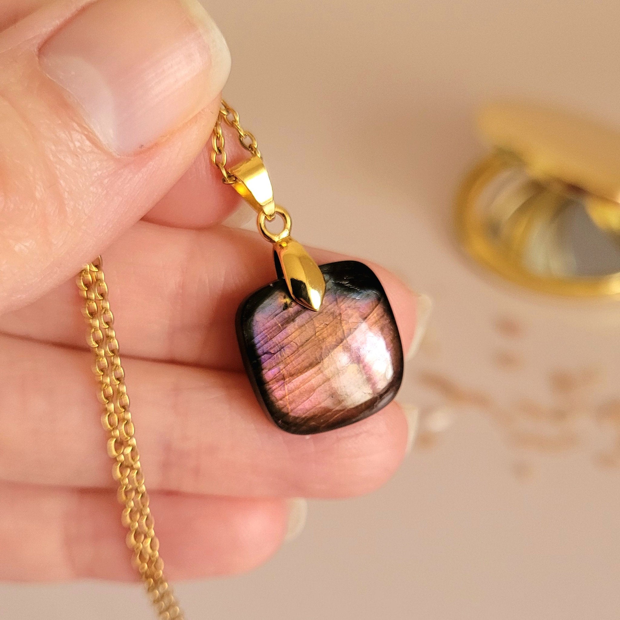 Pendentif en labradorite bélière dorée – 1,6 cm