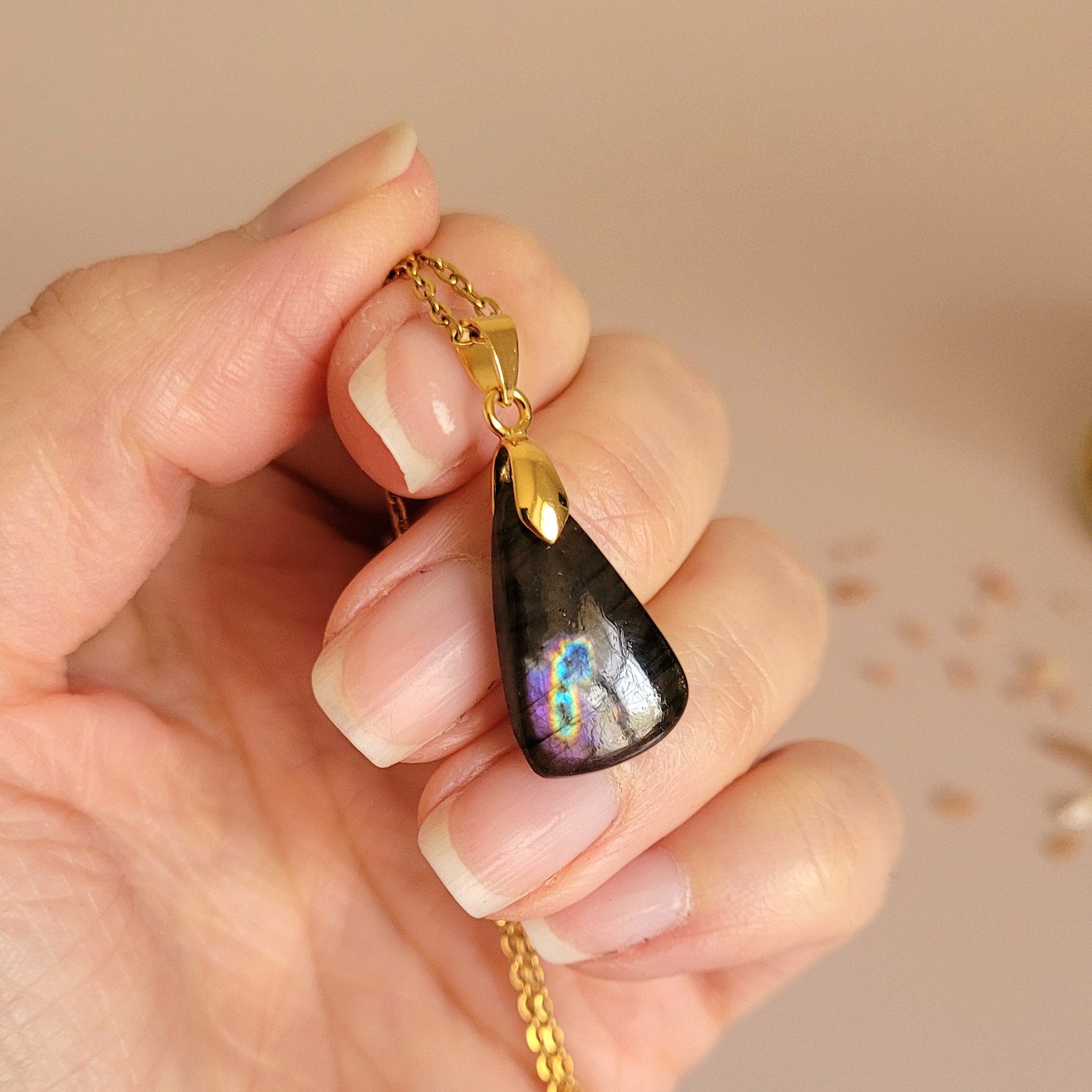 Pendentif en labradorite bélière dorée – 2,1 cm