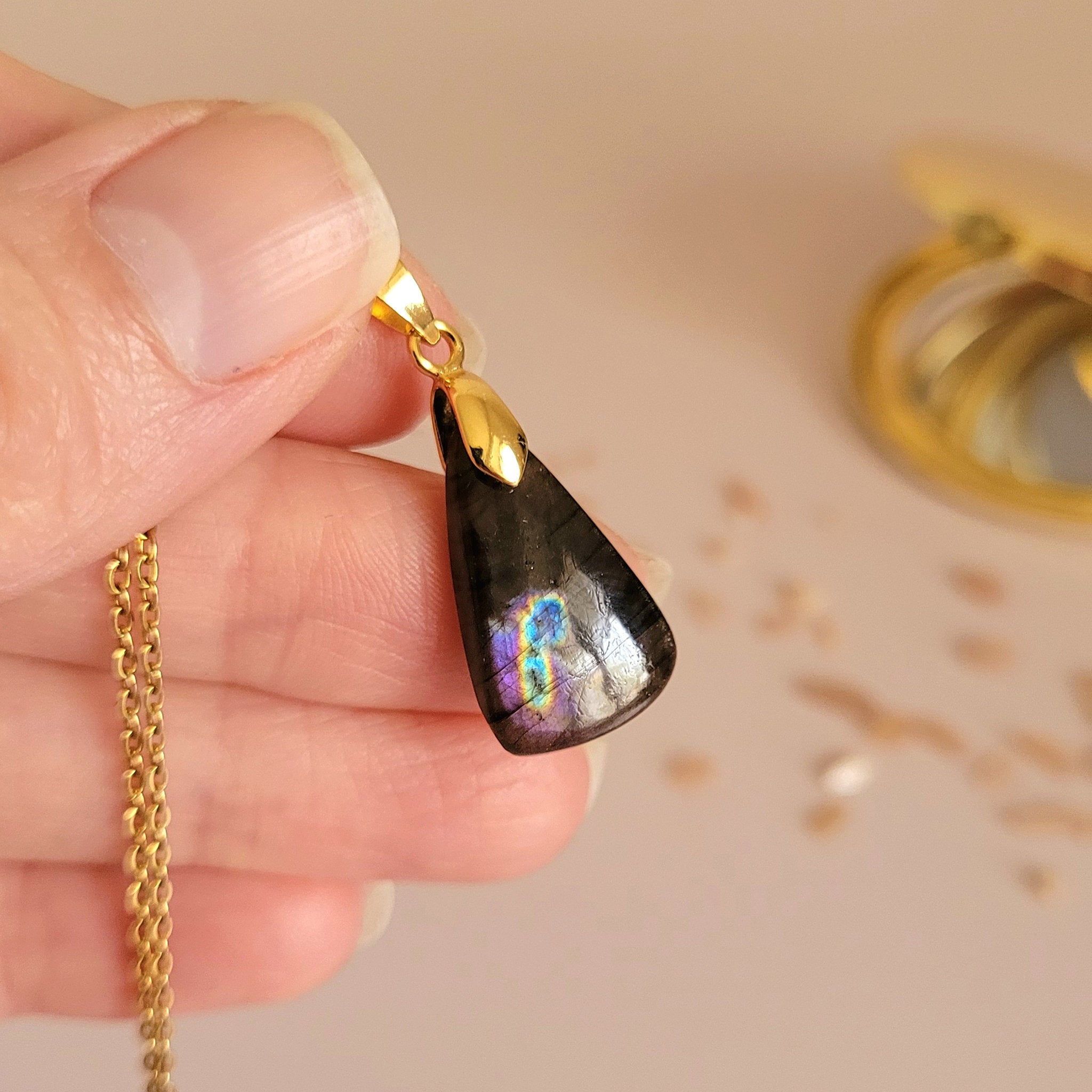 Pendentif en labradorite bélière dorée – 2,1 cm