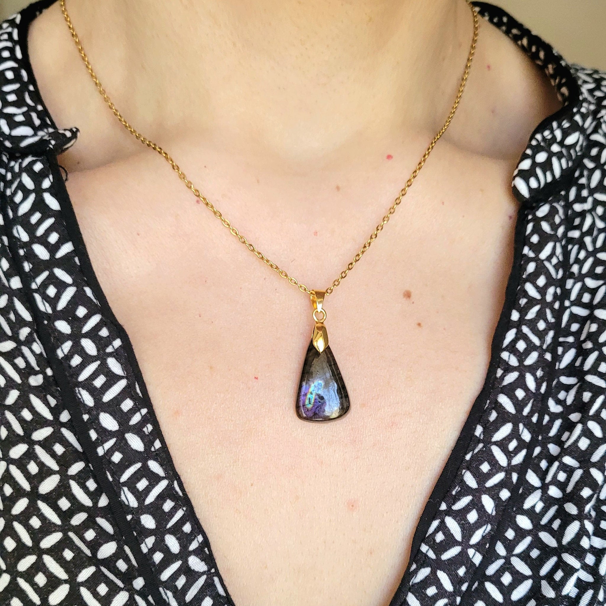 Pendentif en labradorite bélière dorée – 2,1 cm