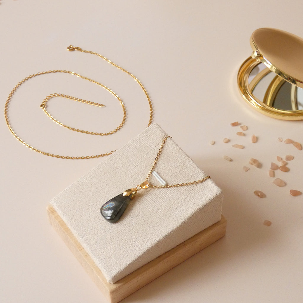 Pendentif en labradorite bélière dorée – 2,1 cm
