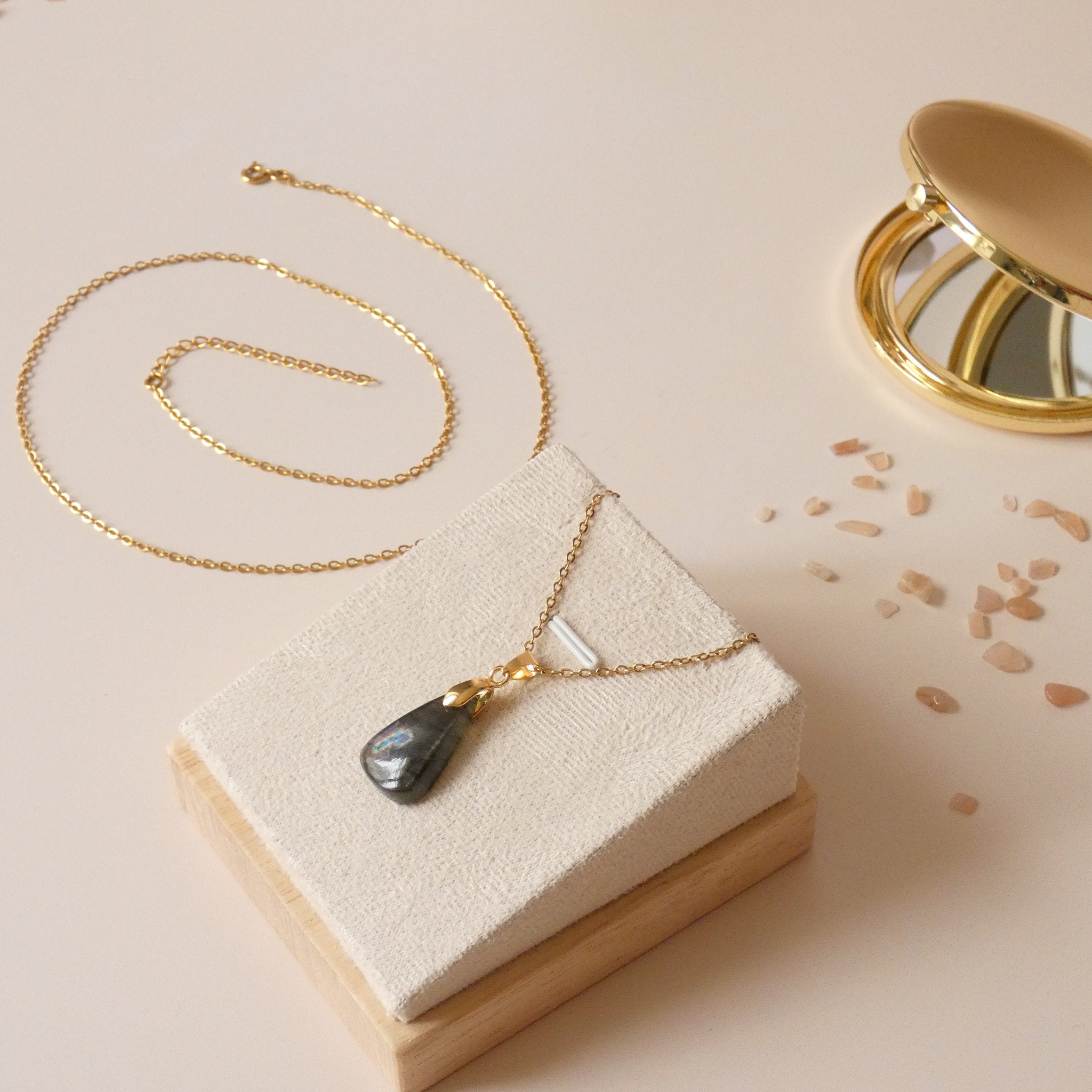 Pendentif en labradorite bélière dorée – 2,1 cm