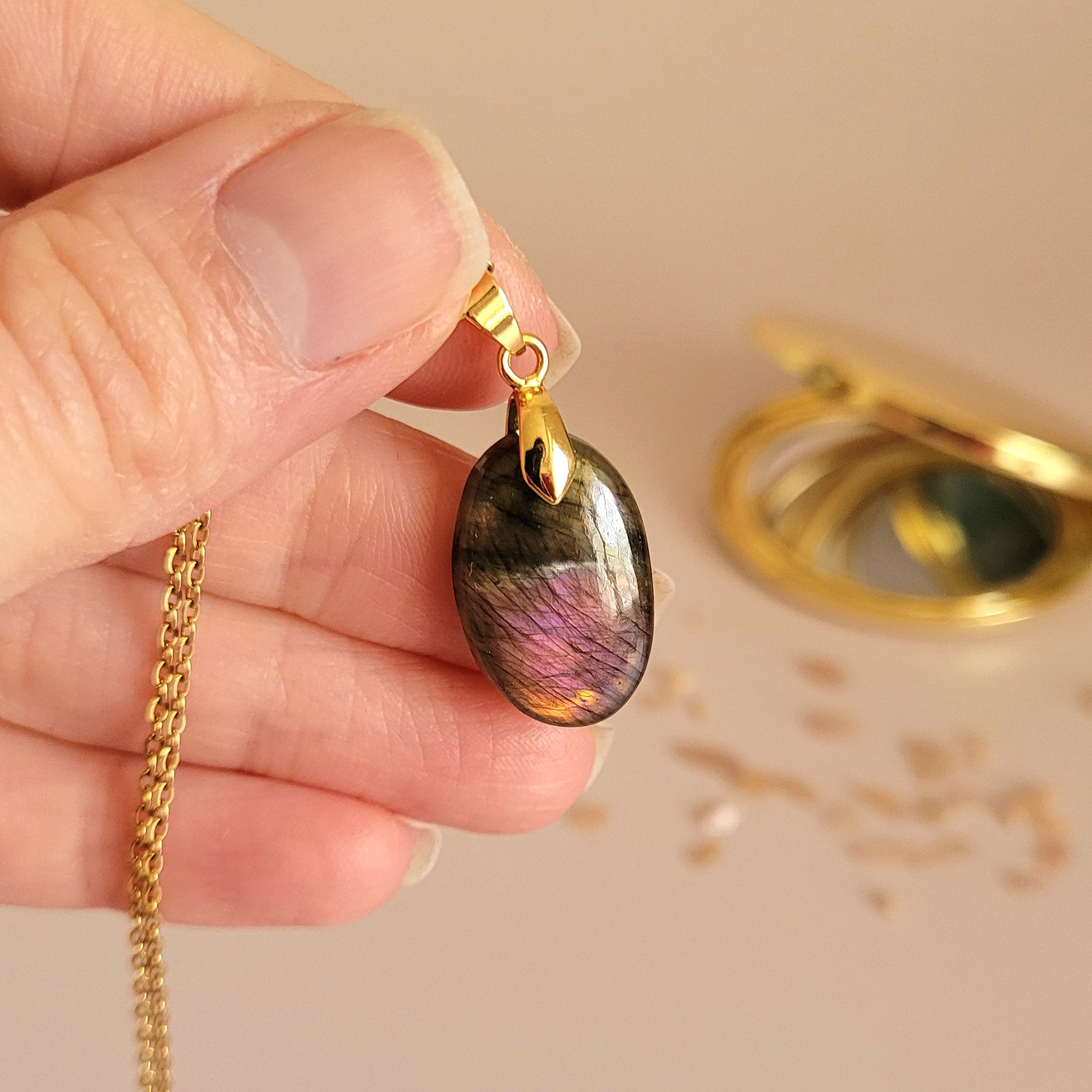 Pendentif en labradorite bélière dorée – 2,1 cm