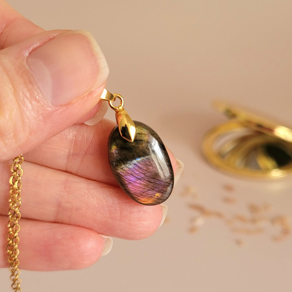 Pendentif en labradorite bélière dorée – 2,1 cm
