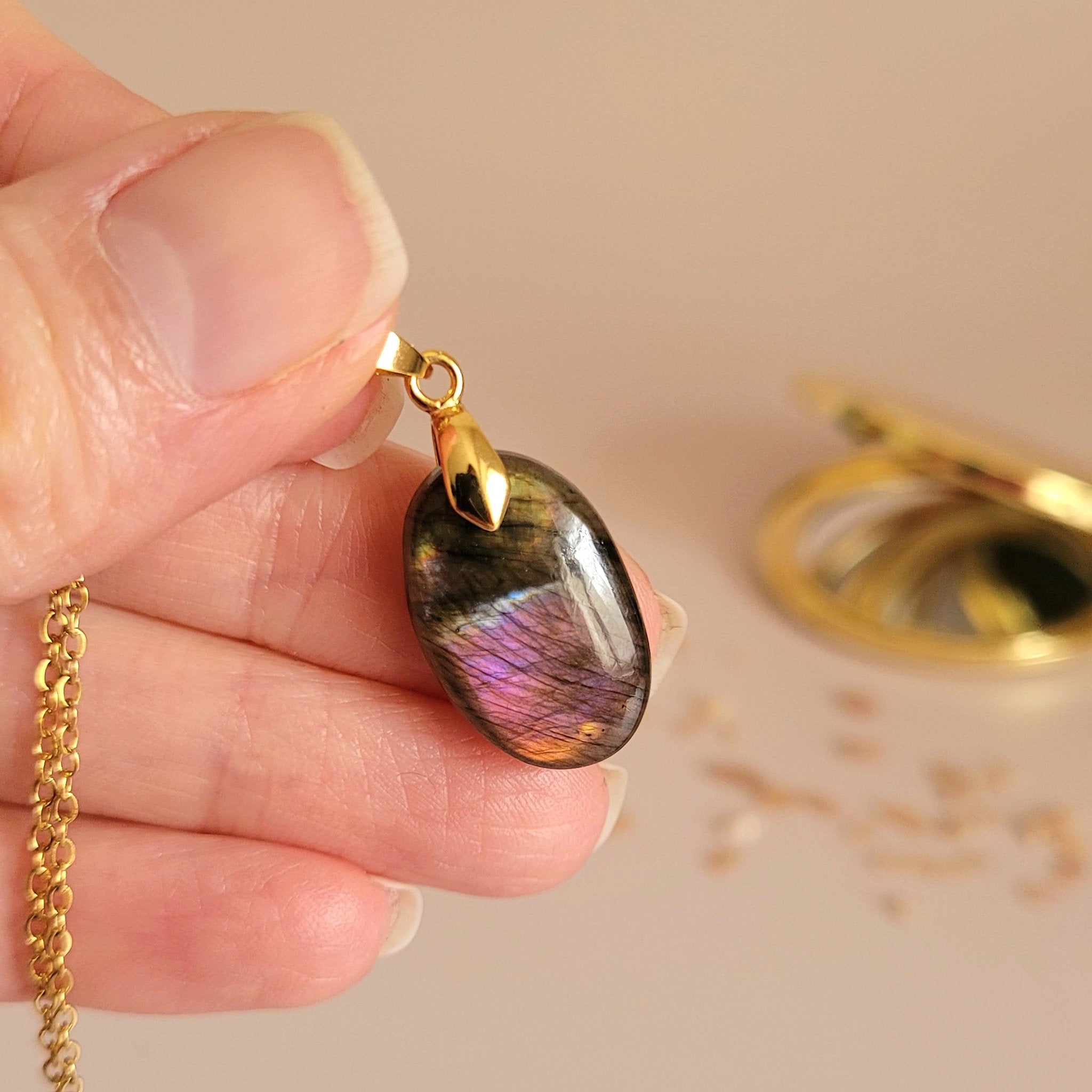Pendentif en labradorite bélière dorée – 2,1 cm