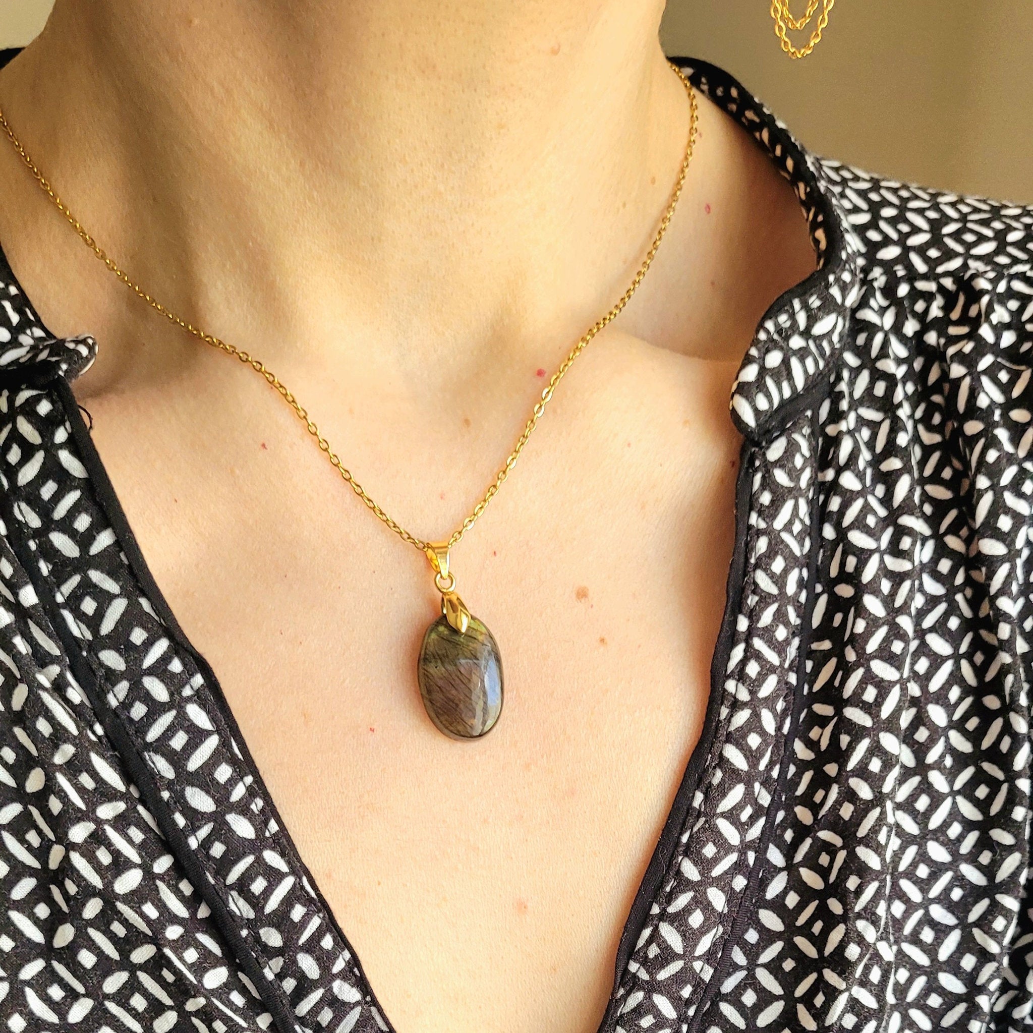 Pendentif en labradorite bélière dorée – 2,1 cm