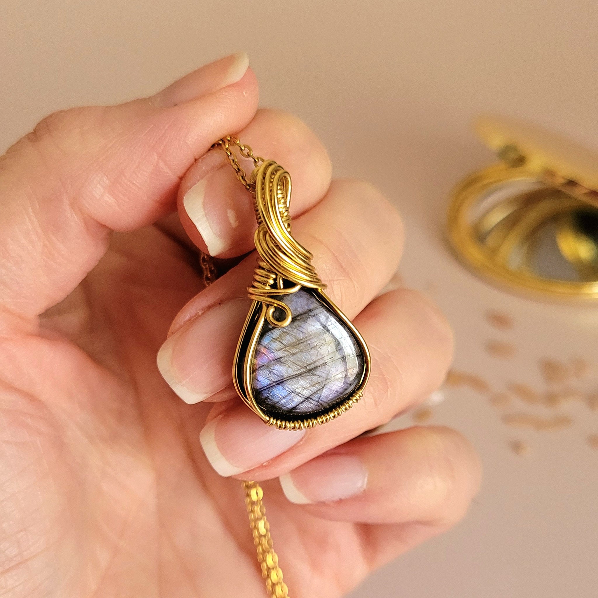 Pendentif en labradorite – 3,4 cm – Wire wrapping laiton