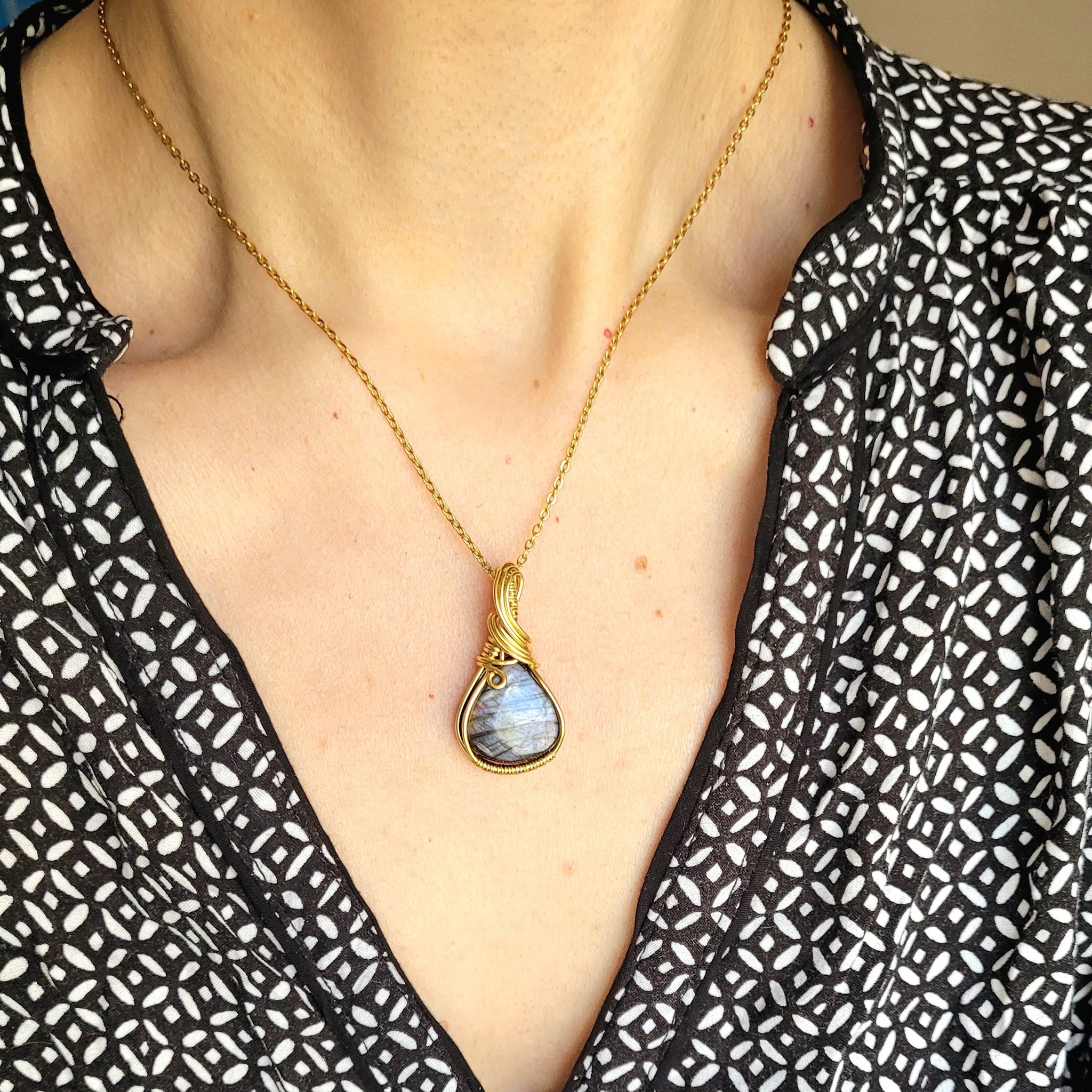 Pendentif en labradorite – 3,4 cm – Wire wrapping laiton