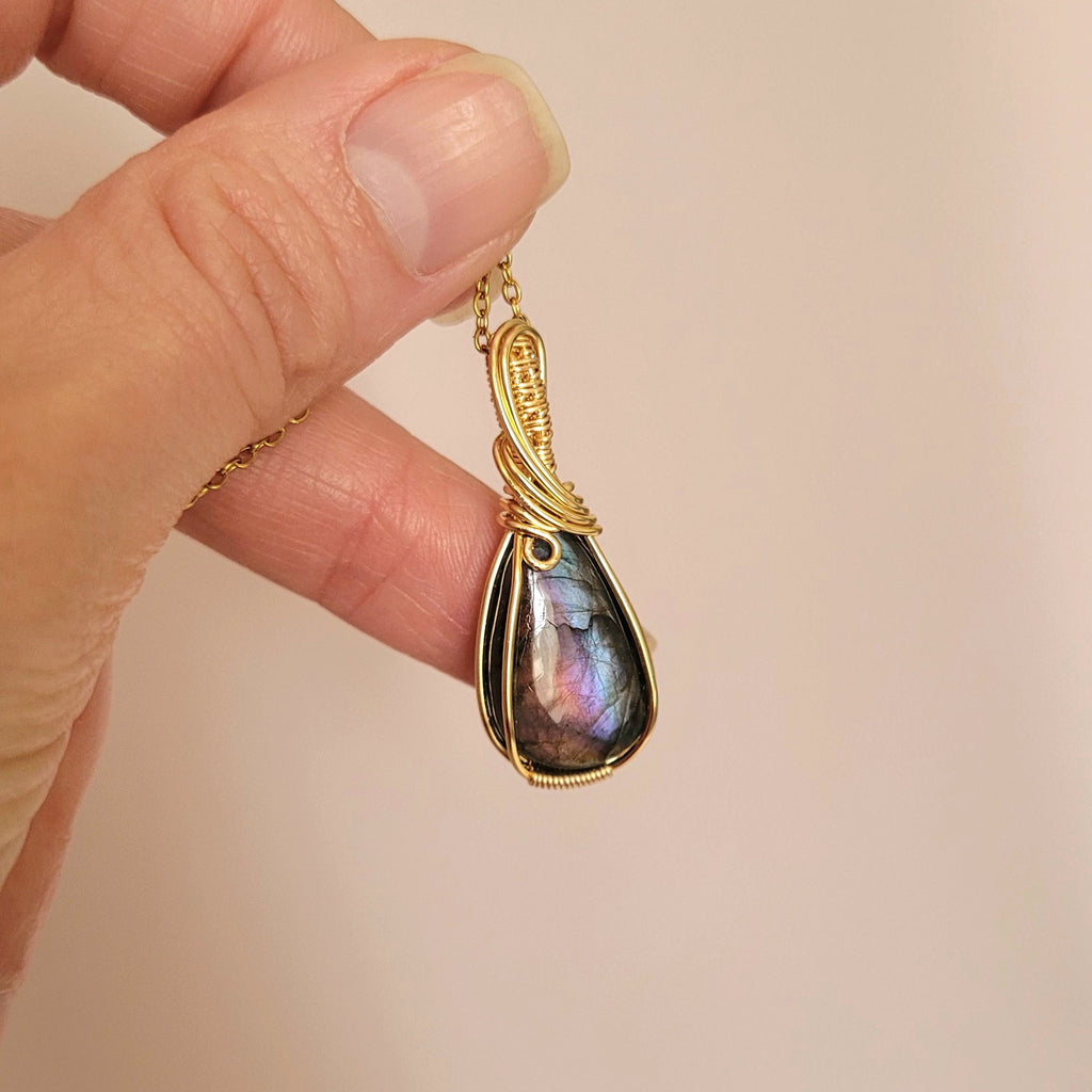 Pendentif en labradorite – 3,7 cm – Wire wrapping doré