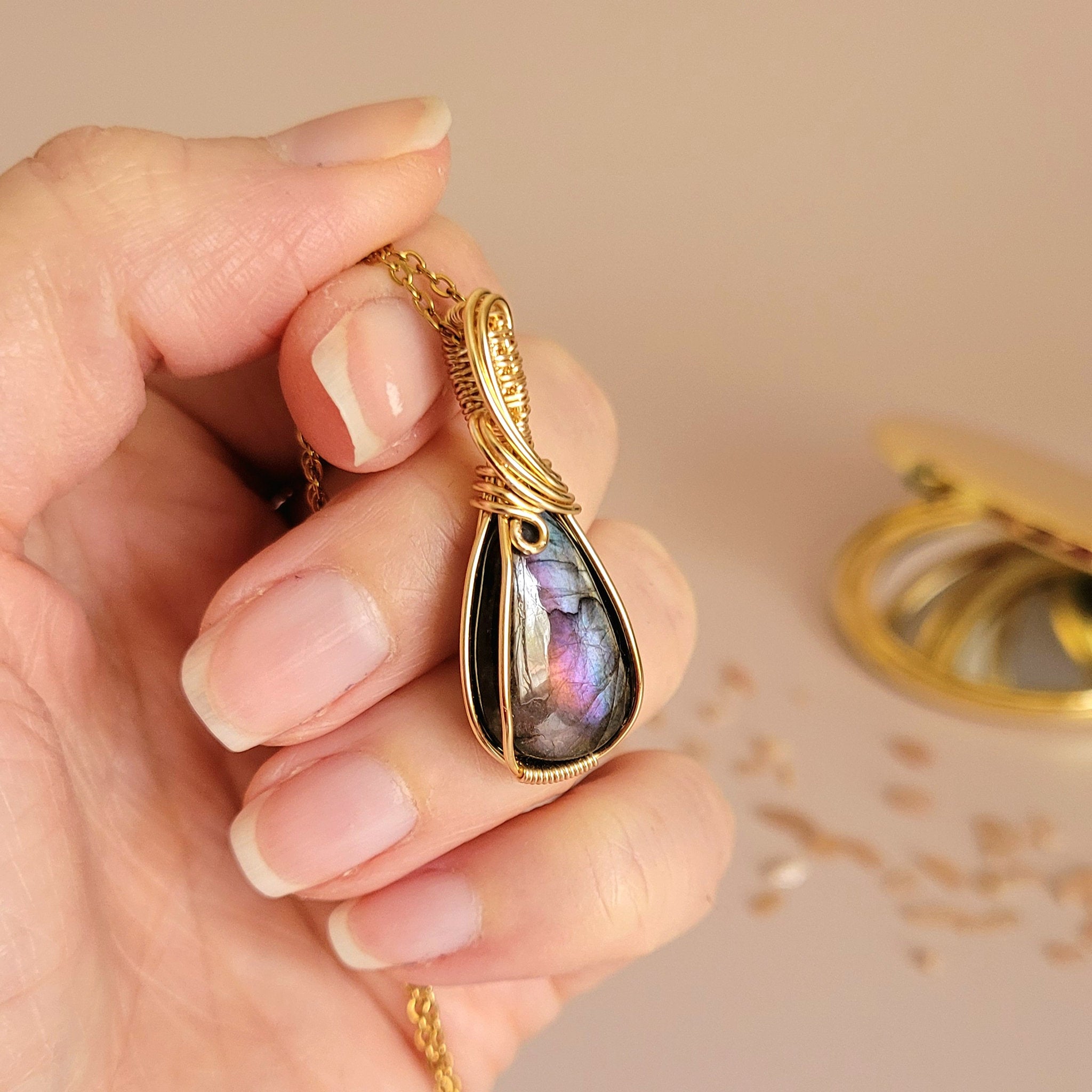 Pendentif en labradorite – 3,7 cm – Wire wrapping doré
