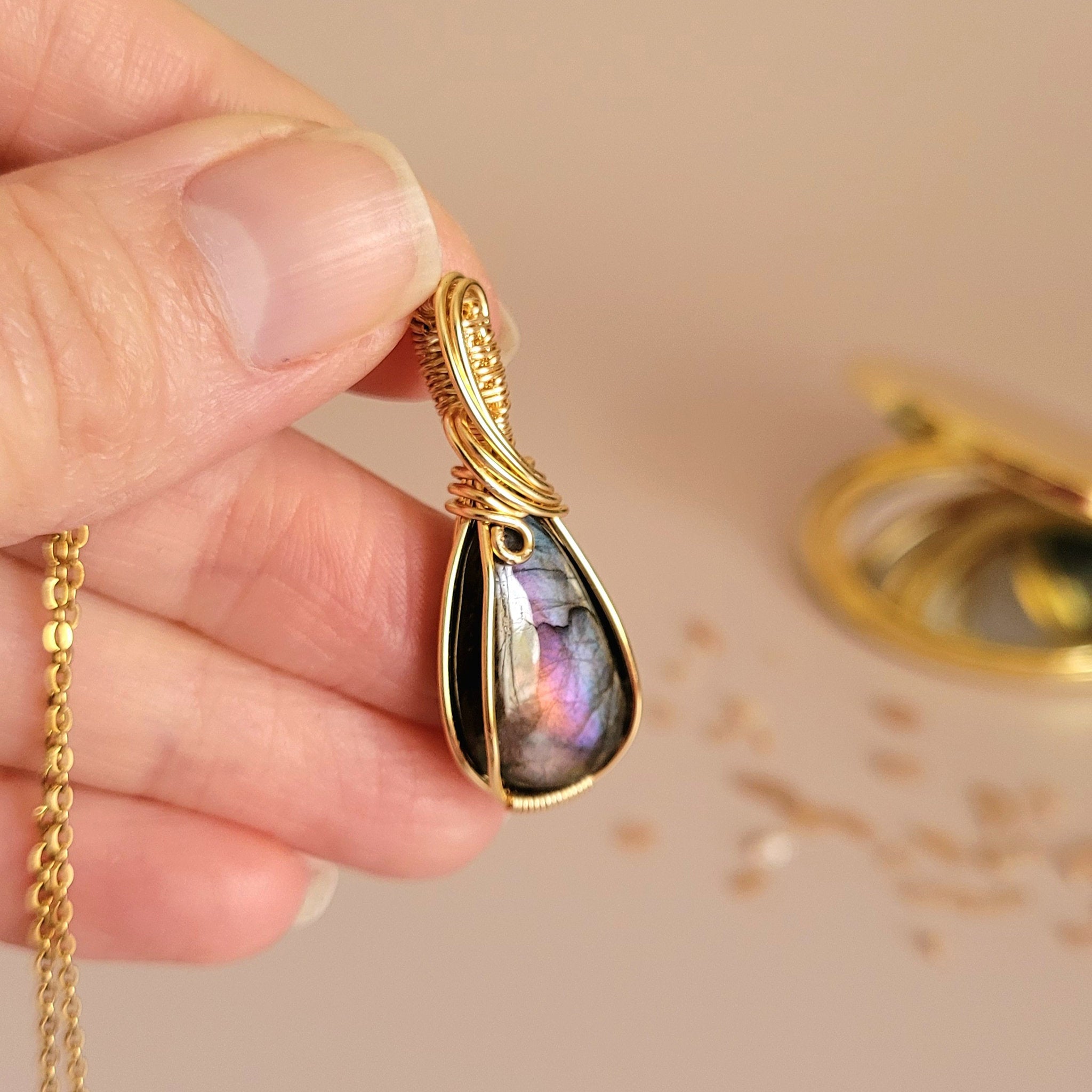 Pendentif en labradorite – 3,7 cm – Wire wrapping doré