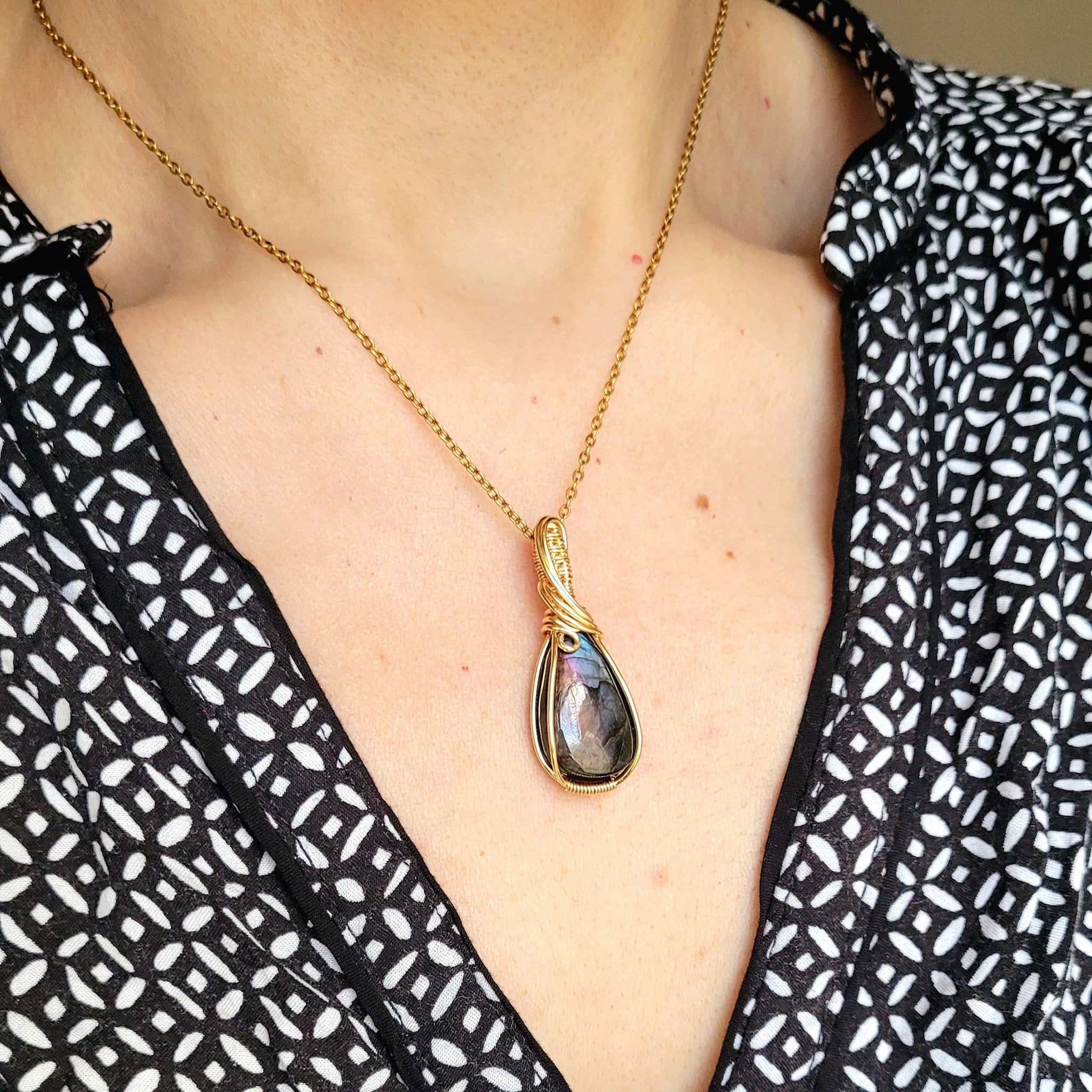 Pendentif en labradorite – 3,7 cm – Wire wrapping doré