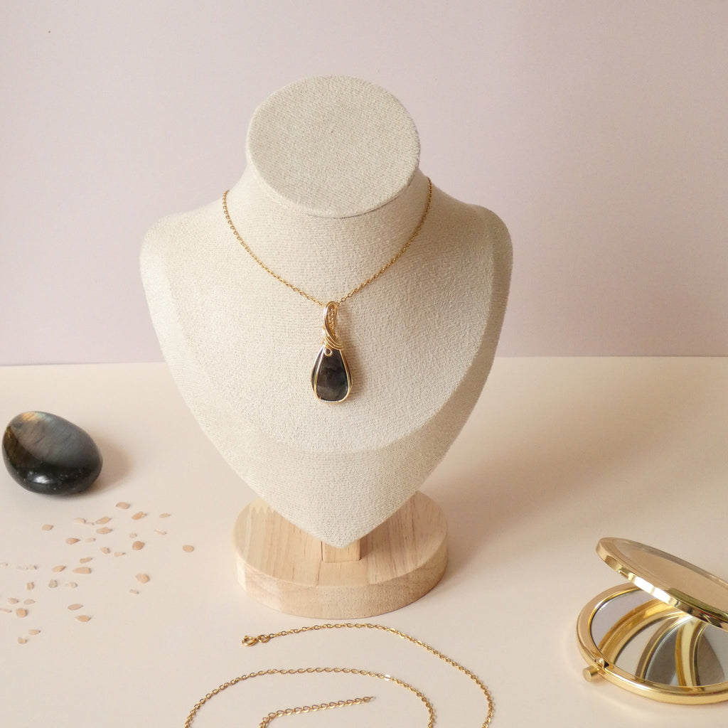 Pendentif en labradorite – 3,7 cm – Wire wrapping doré