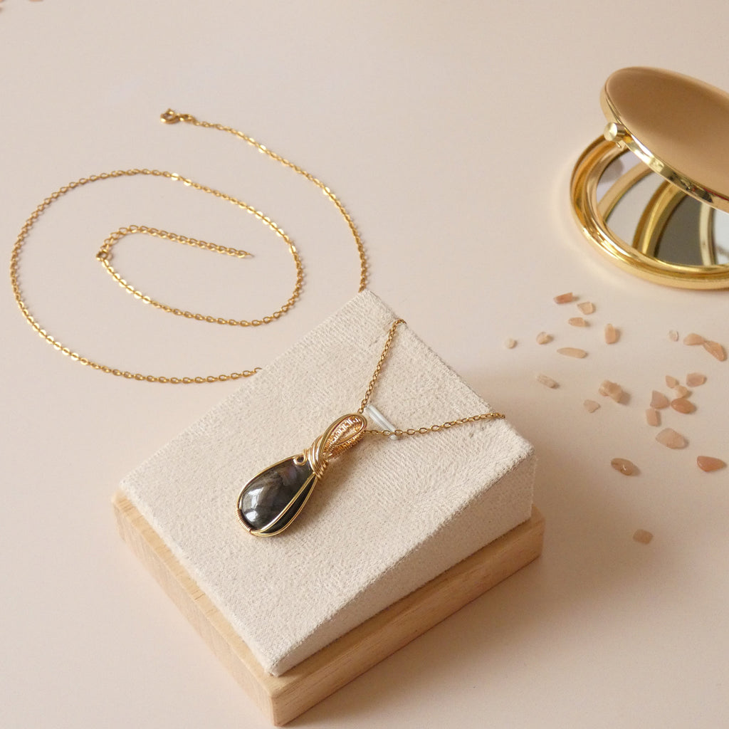 Pendentif en labradorite – 3,7 cm – Wire wrapping doré