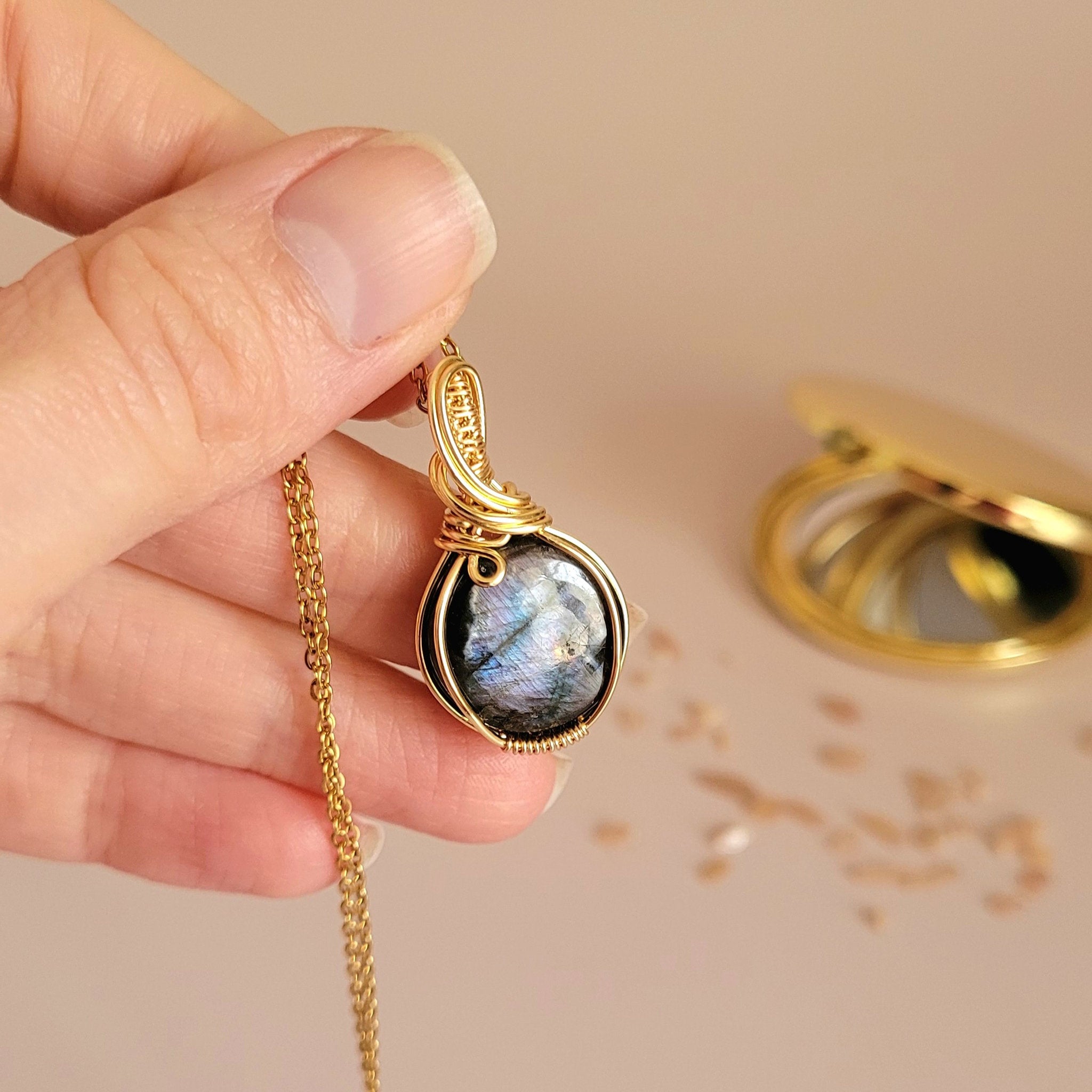 Pendentif en labradorite – 3,2 cm – Wire wrapping doré