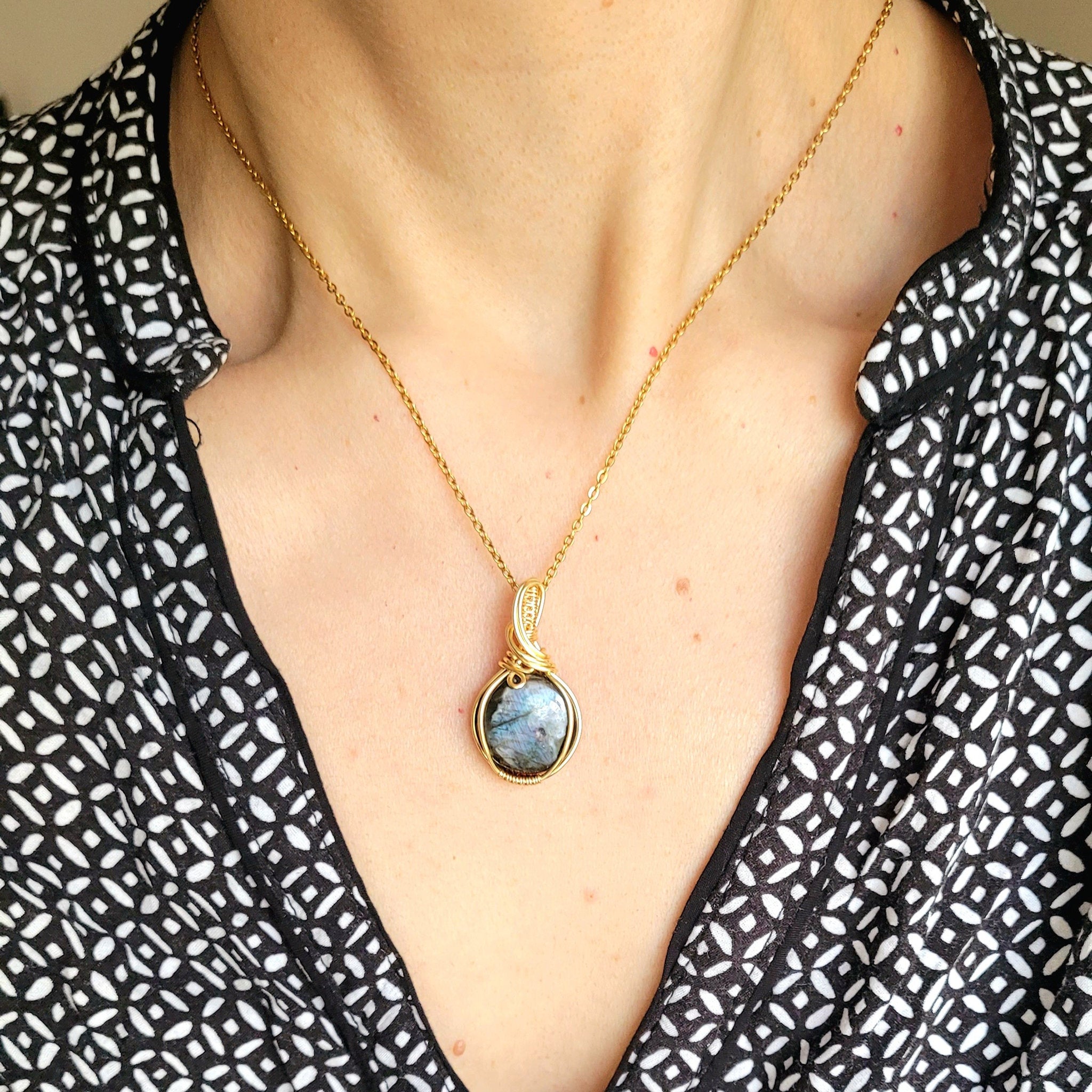 Pendentif en labradorite – 3,2 cm – Wire wrapping doré
