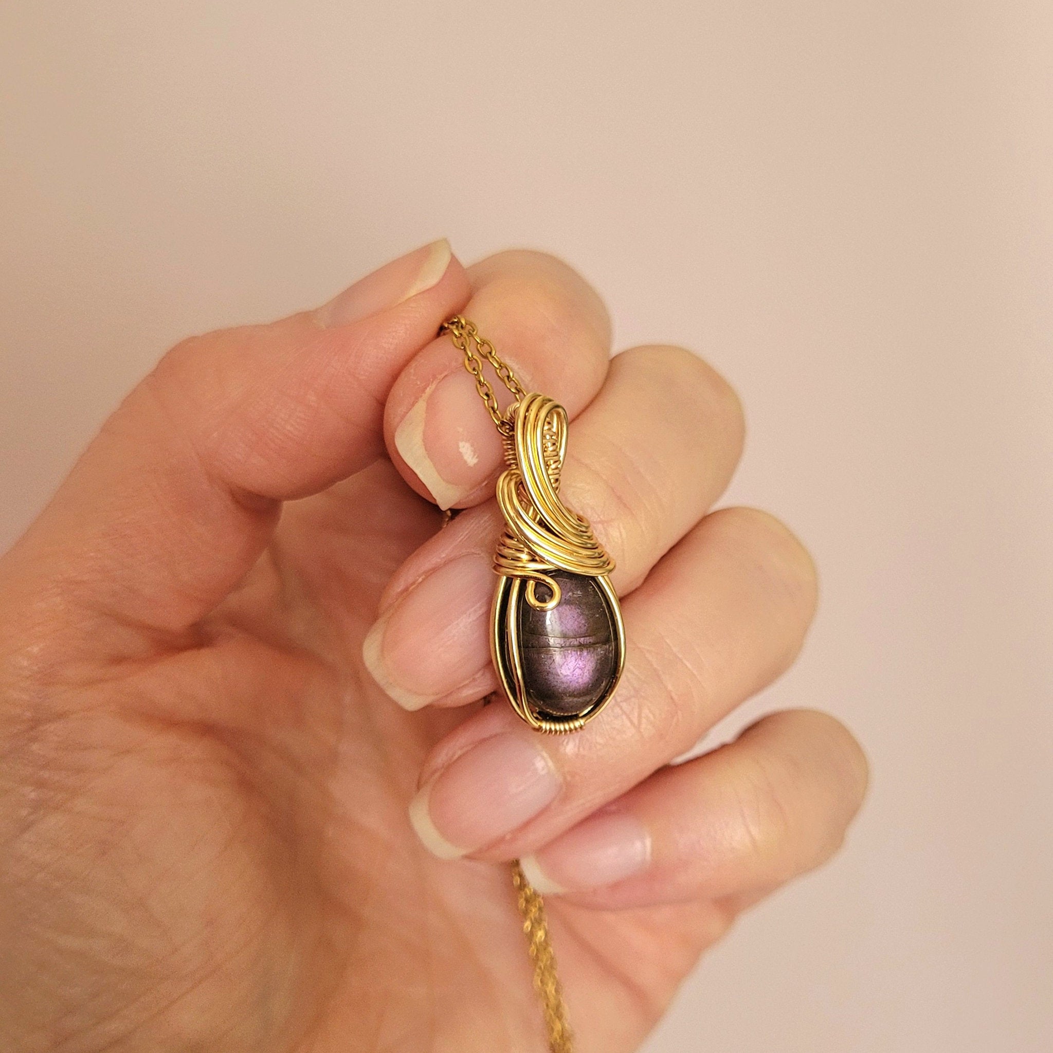 Pendentif en labradorite – 3 cm – Wire wrapping doré