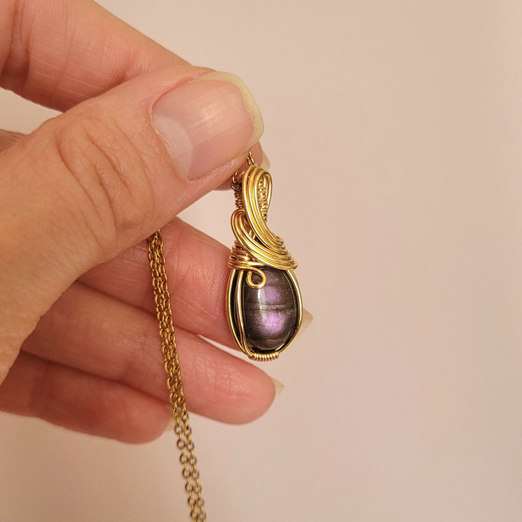 Pendentif en labradorite – 3 cm – Wire wrapping doré