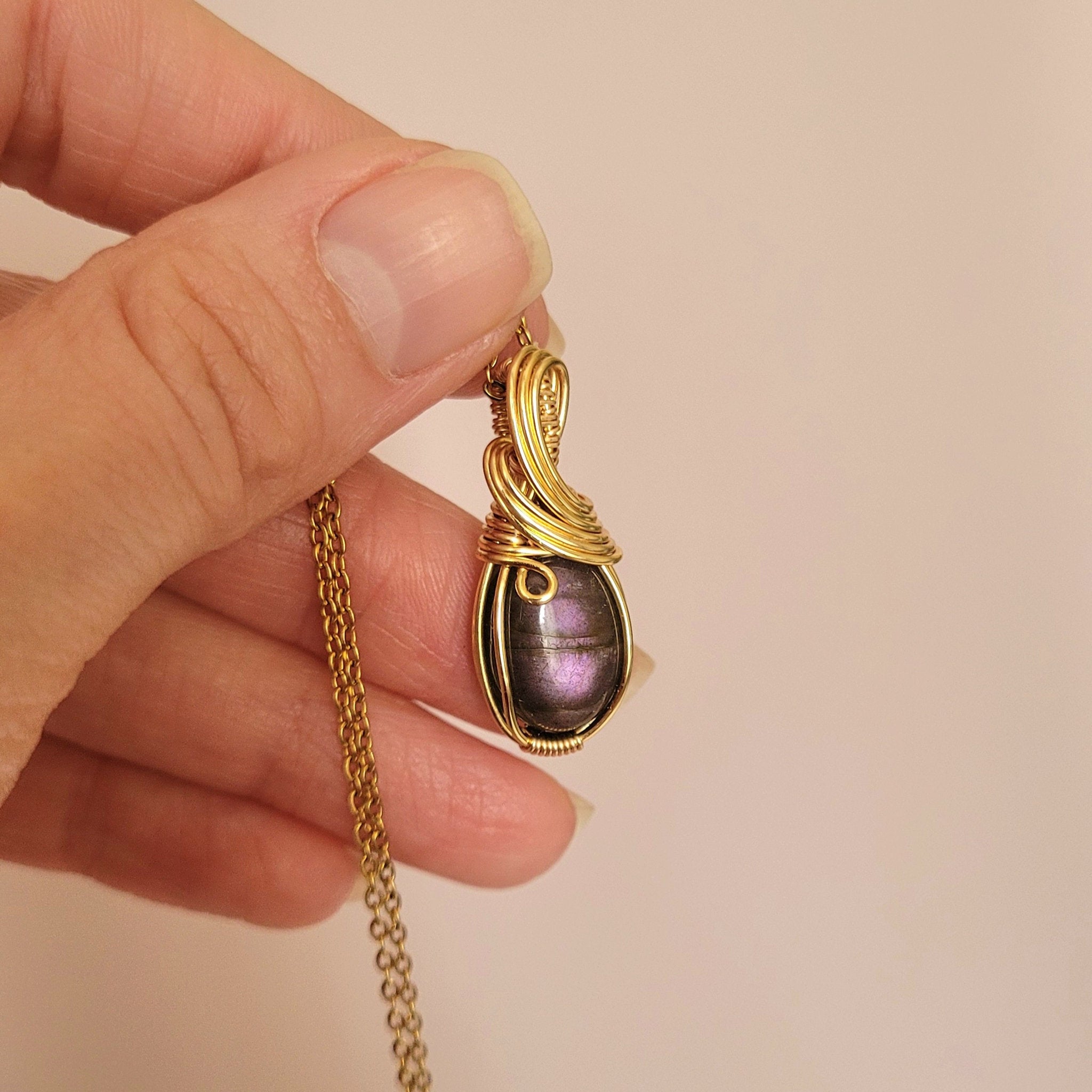 Pendentif en labradorite – 3 cm – Wire wrapping doré