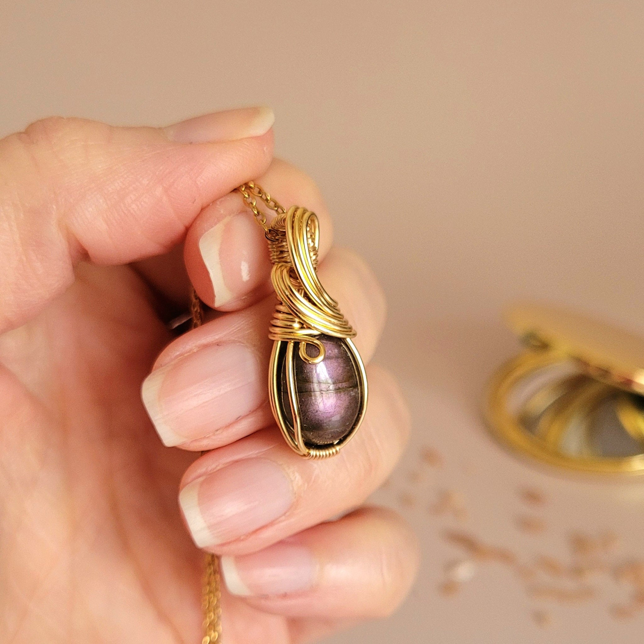 Pendentif en labradorite – 3 cm – Wire wrapping doré