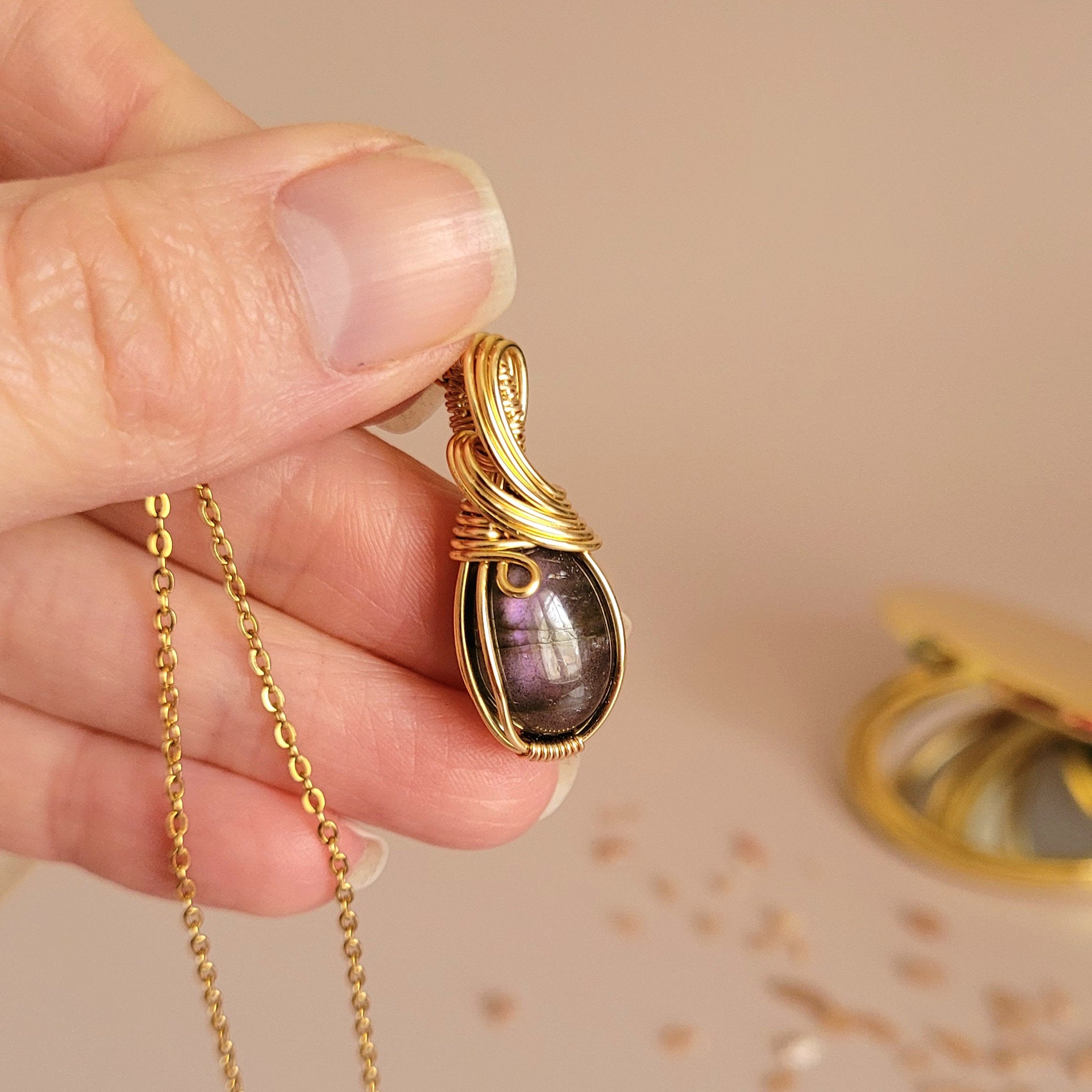 Pendentif en labradorite – 3 cm – Wire wrapping doré