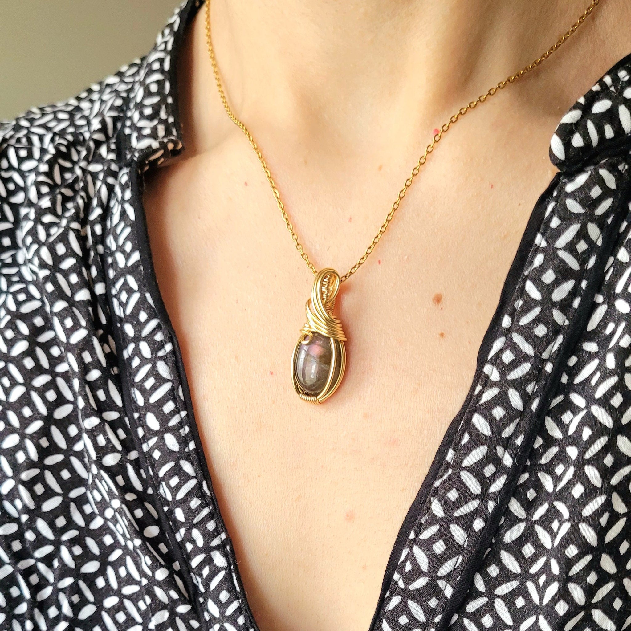 Pendentif en labradorite – 3 cm – Wire wrapping doré