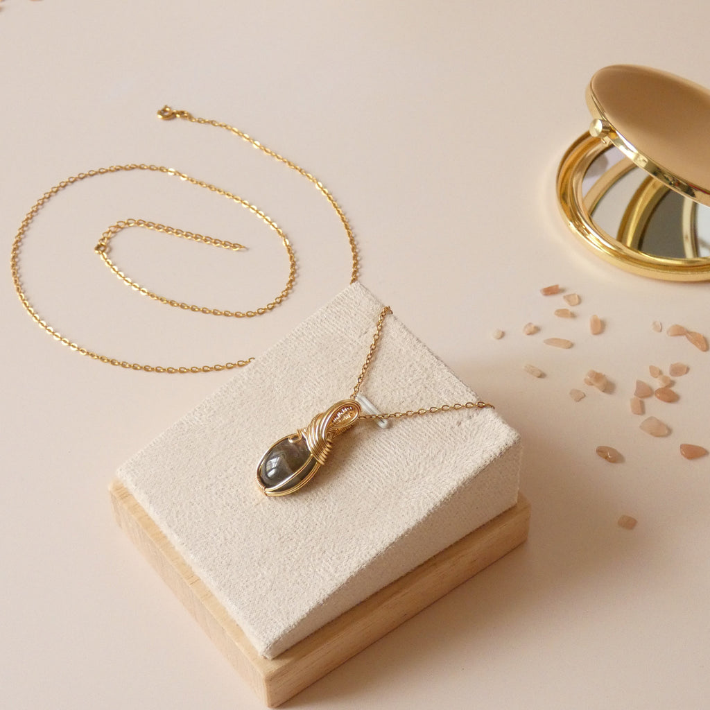 Pendentif en labradorite – 3 cm – Wire wrapping doré