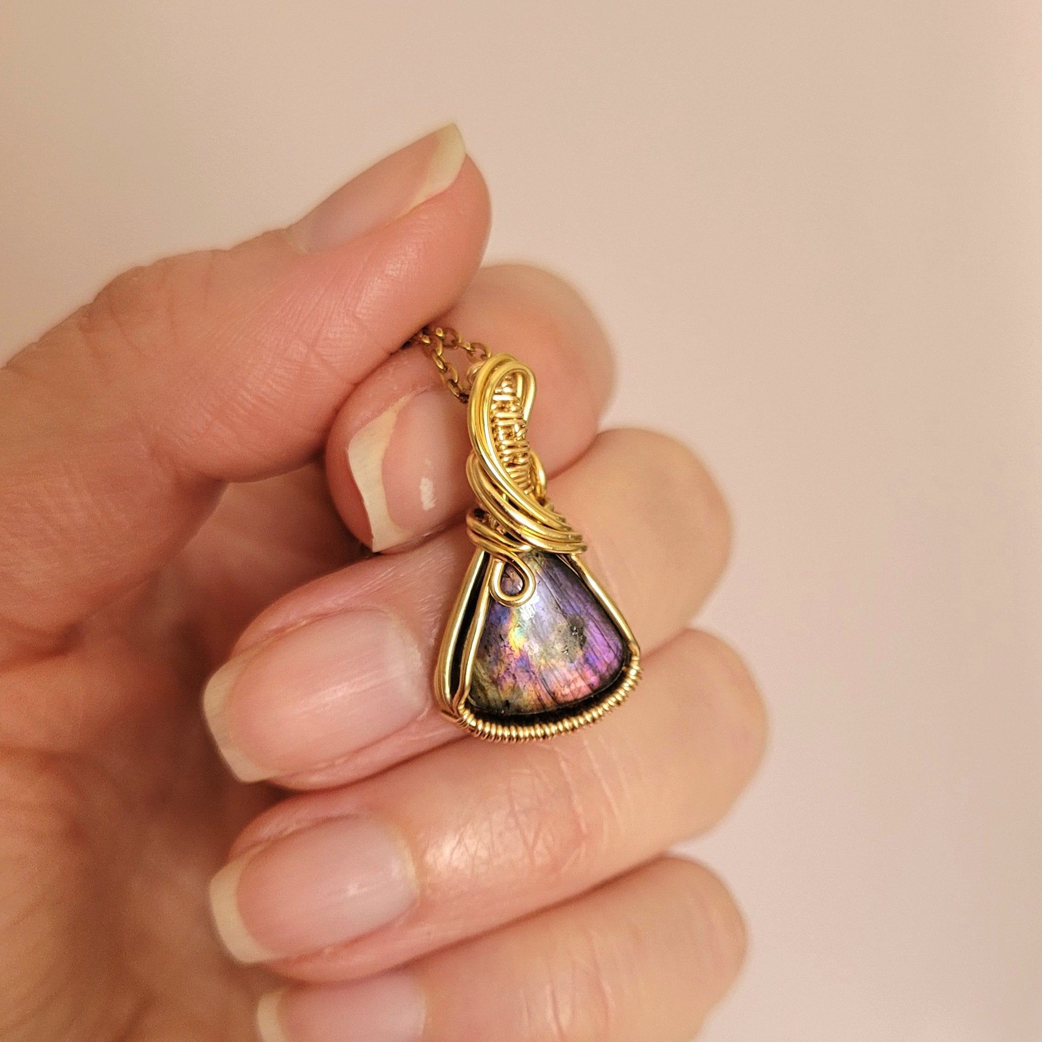 Pendentif en labradorite – 2,6 cm – Wire wrapping doré