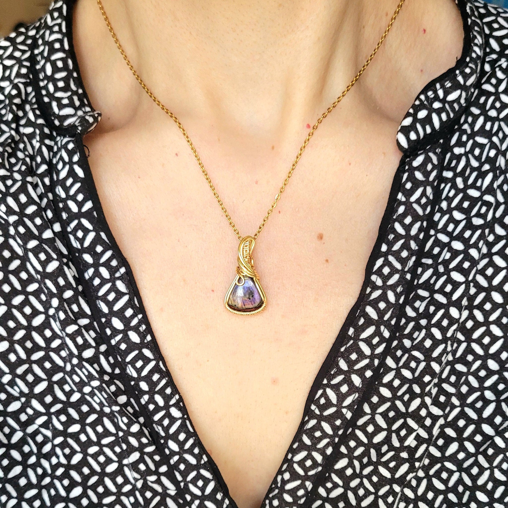 Pendentif en labradorite – 2,6 cm – Wire wrapping doré