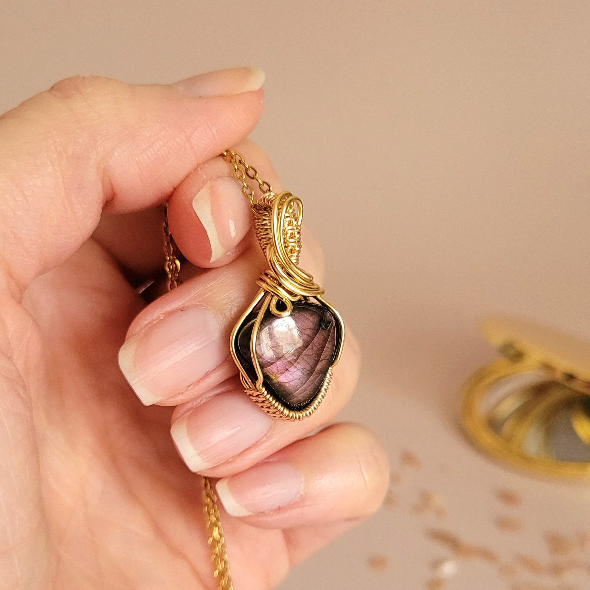 Pendentif en labradorite – 3,2 cm – Wire wrapping doré