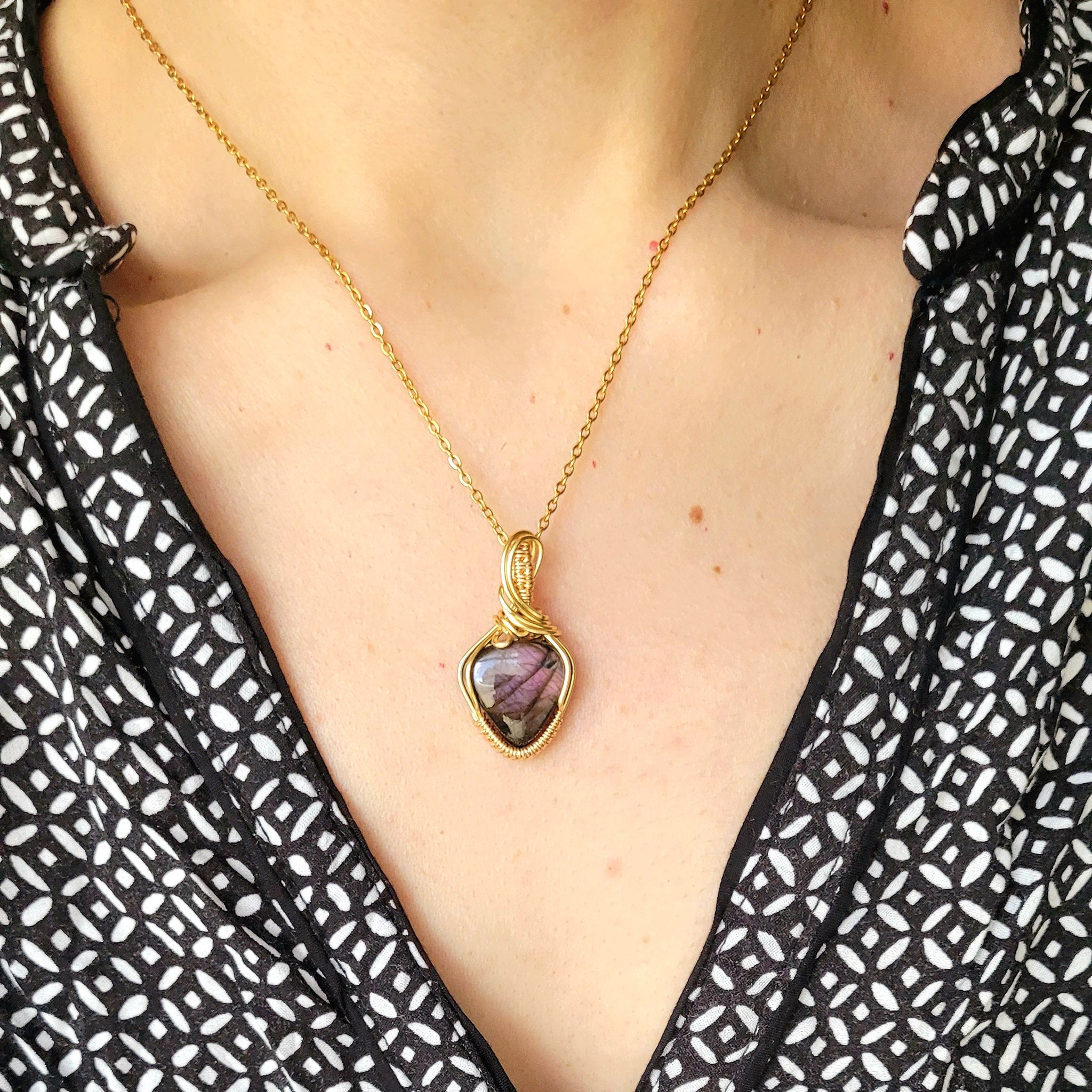Pendentif en labradorite – 3,2 cm – Wire wrapping doré