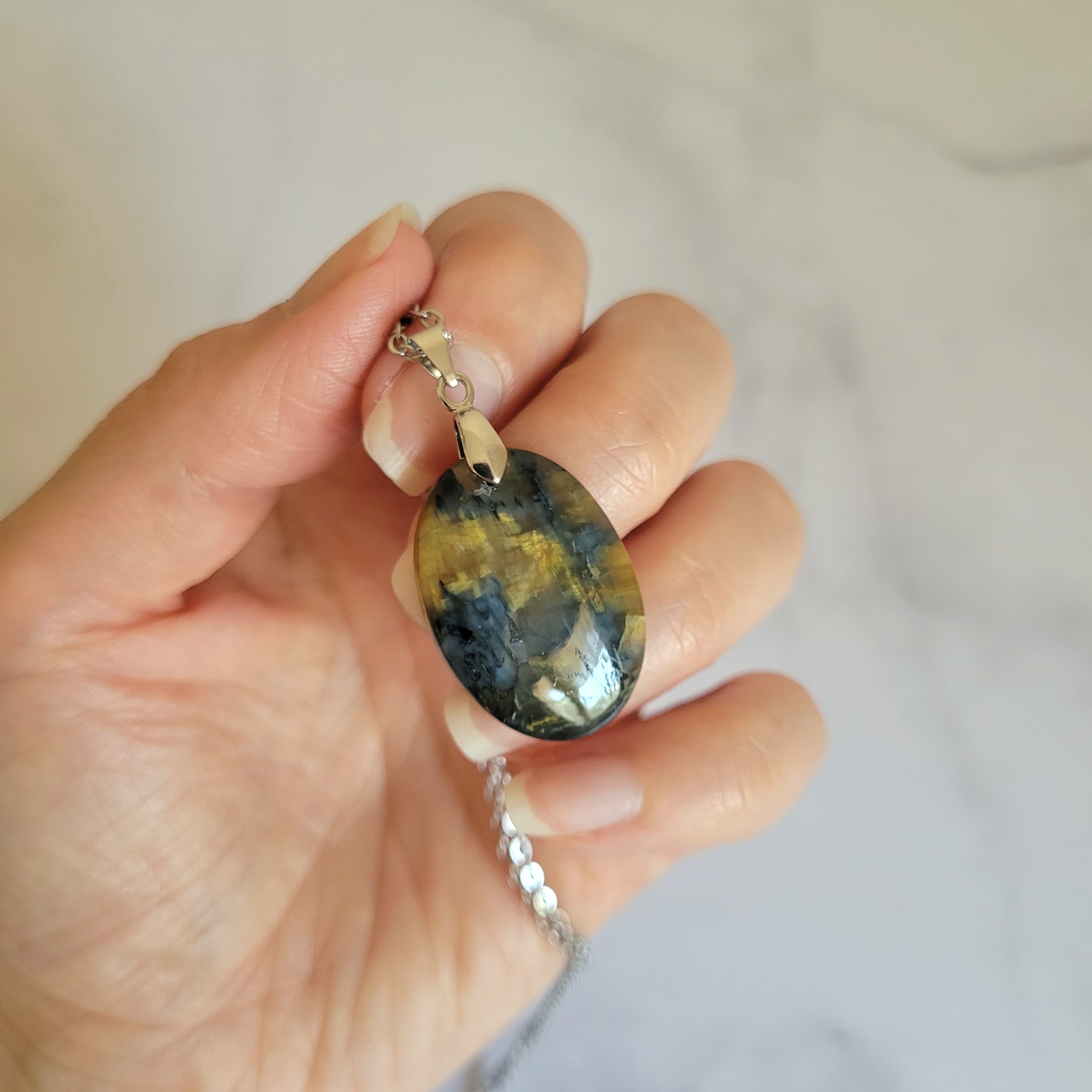 Pendentif en nellite piétersite, bélière argentée – 2,8 cm