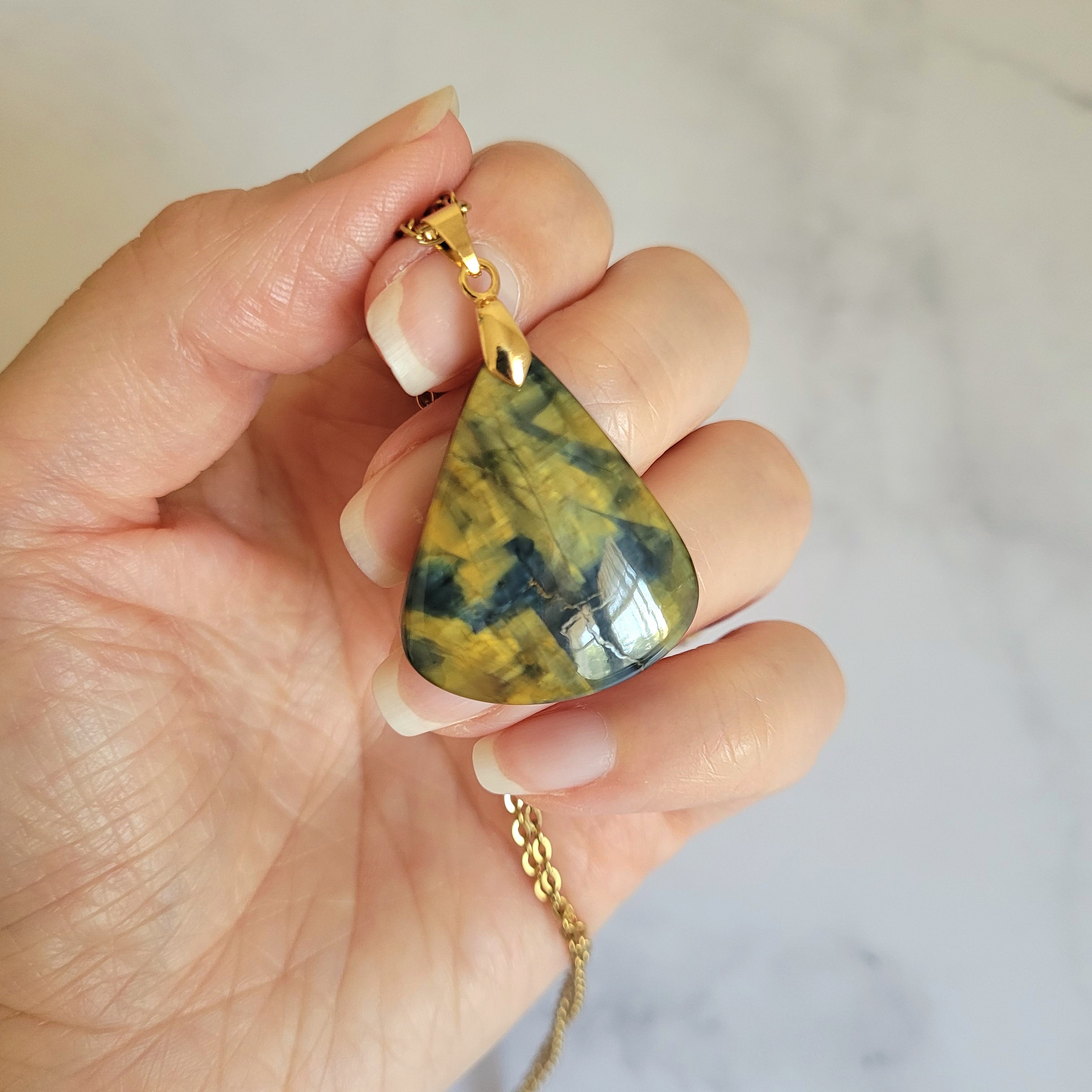 Pendentif en nellite piétersite bélière dorée – 3,1 cm