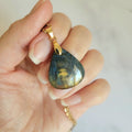 Pendentif en nellite piétersite bélière dorée – 2,6 cm