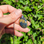 Pendentif en nellite piétersite, bélière argentée – 2,8 cm