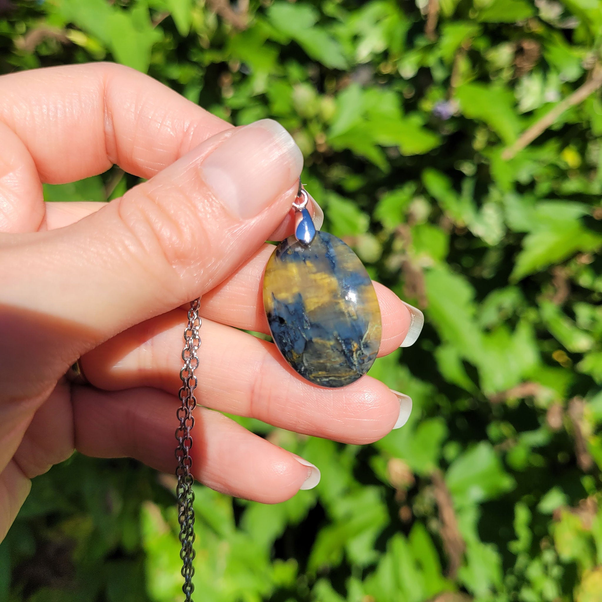 Pendentif en nellite piétersite, bélière argentée – 2,8 cm