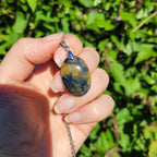 Pendentif en nellite piétersite, bélière argentée – 2,8 cm